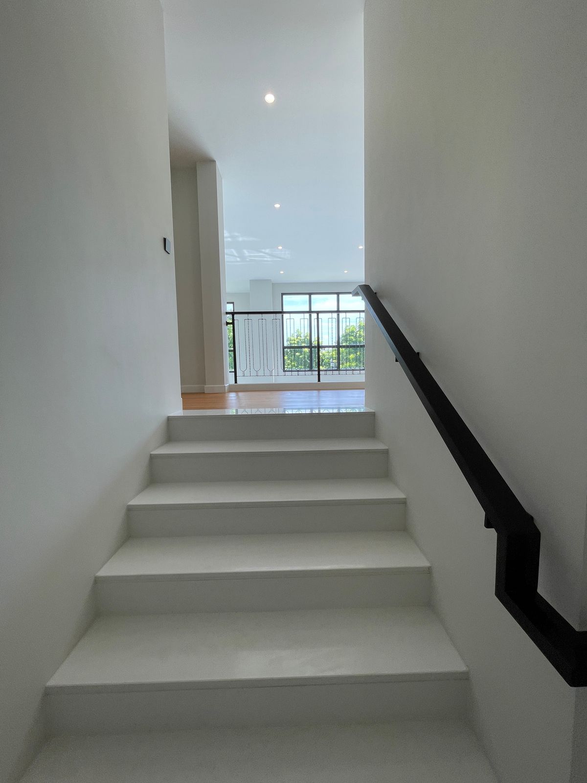 ขายบ้านบางนา แบริ่ง ลาซาล : ขายบ้านเดี่ยวหรู CINQ ROYAL The Eighteen Bangna KM.7  (แซงค์ รอยัล ดิ เอททีน บางนา กม.7) สุดยอดทำเลศักยภาพ ใกล้เมกาบางนา & โรงเรียนนานาชาติ Concordian เพียง 1–2 กม. บ้านใหญ่ 3 ชั้น พร้อมลิฟต์ส่วนตัว วิวสนามกอล์ฟเมืองแก้ว