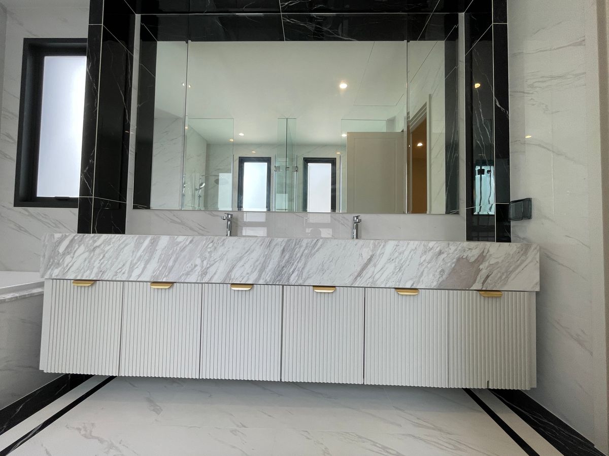 ขายบ้านบางนา แบริ่ง ลาซาล : ขายบ้านเดี่ยวหรู CINQ ROYAL The Eighteen Bangna KM.7  (แซงค์ รอยัล ดิ เอททีน บางนา กม.7) สุดยอดทำเลศักยภาพ ใกล้เมกาบางนา & โรงเรียนนานาชาติ Concordian เพียง 1–2 กม. บ้านใหญ่ 3 ชั้น พร้อมลิฟต์ส่วนตัว วิวสนามกอล์ฟเมืองแก้ว