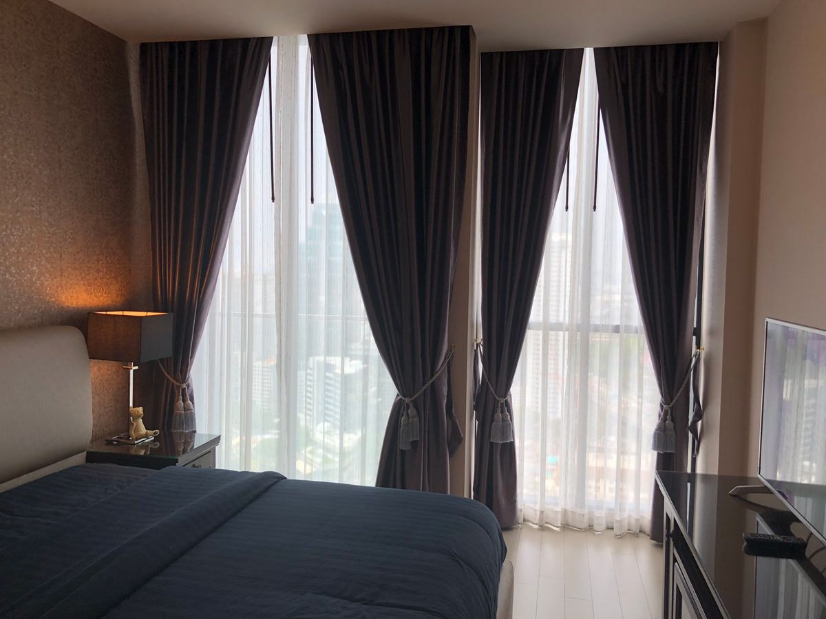 For RentCondoWitthayu, Chidlom, Langsuan, Ploenchit : 75K🔥 Luxury condo with Skywalk connected to BTS Ploenchit, 2 bedrooms, 2 bathrooms, 30++ floor, beautiful room, has a private elevator to the room.