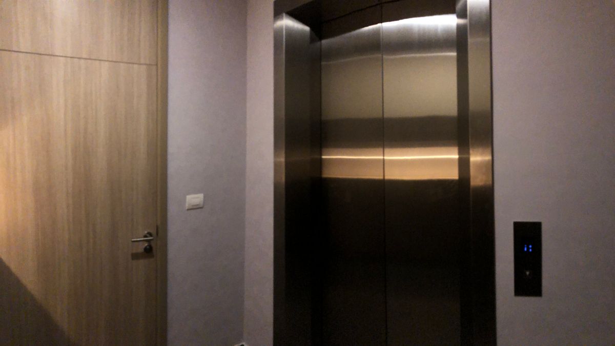 For RentCondoWitthayu, Chidlom, Langsuan, Ploenchit : 75K🔥 Luxury condo with Skywalk connected to BTS Ploenchit, 2 bedrooms, 2 bathrooms, 30++ floor, beautiful room, has a private elevator to the room.