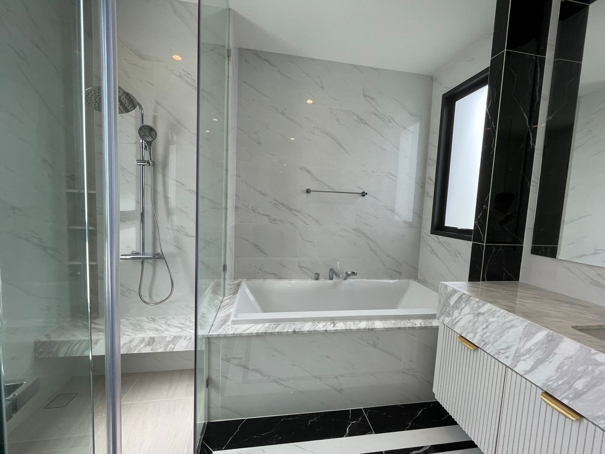 ขายบ้านบางนา แบริ่ง ลาซาล : ขายบ้านเดี่ยวหรู CINQ ROYAL The Eighteen Bangna KM.7  (แซงค์ รอยัล ดิ เอททีน บางนา กม.7) สุดยอดทำเลศักยภาพ ใกล้เมกาบางนา & โรงเรียนนานาชาติ Concordian เพียง 1–2 กม. บ้านใหญ่ 3 ชั้น พร้อมลิฟต์ส่วนตัว วิวสนามกอล์ฟเมืองแก้ว