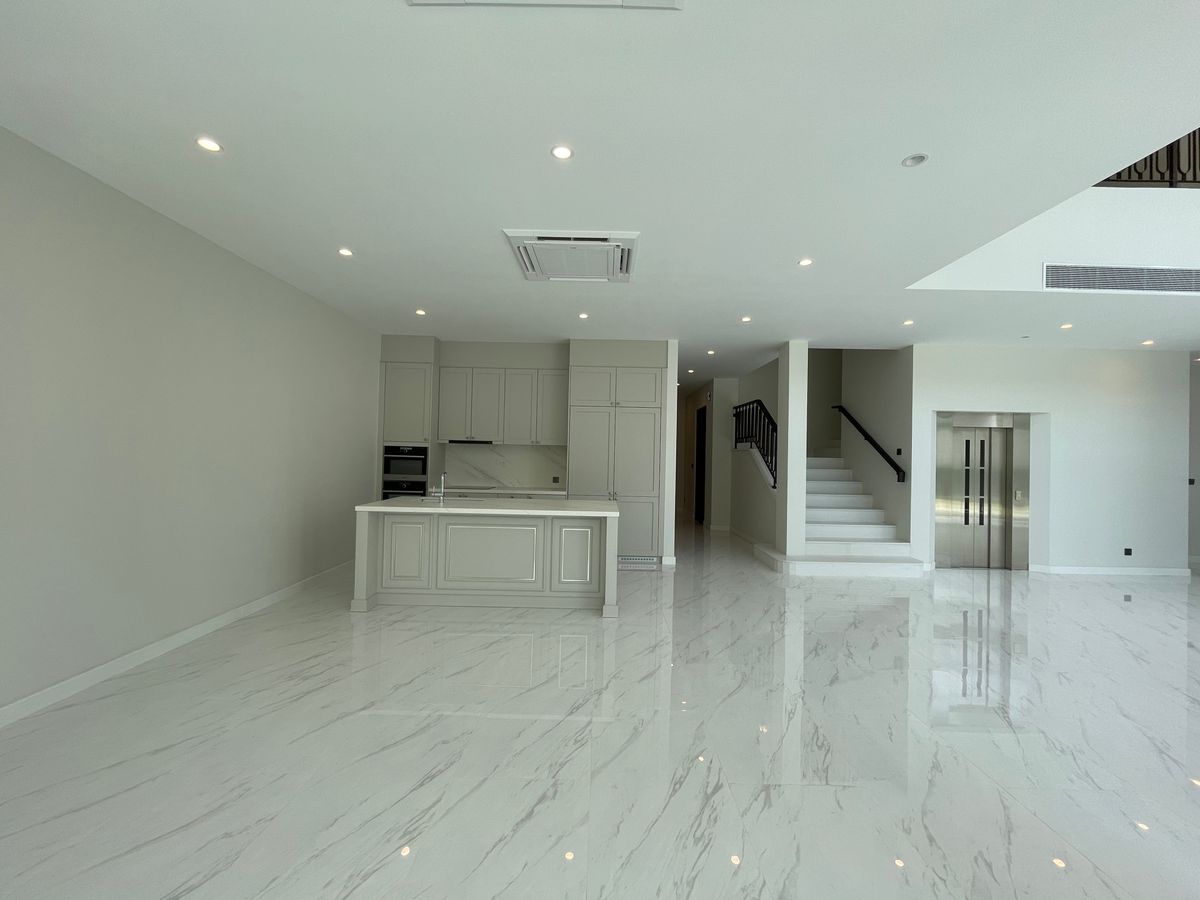 ขายบ้านบางนา แบริ่ง ลาซาล : ขายบ้านเดี่ยวหรู CINQ ROYAL The Eighteen Bangna KM.7  (แซงค์ รอยัล ดิ เอททีน บางนา กม.7) สุดยอดทำเลศักยภาพ ใกล้เมกาบางนา & โรงเรียนนานาชาติ Concordian เพียง 1–2 กม. บ้านใหญ่ 3 ชั้น พร้อมลิฟต์ส่วนตัว วิวสนามกอล์ฟเมืองแก้ว