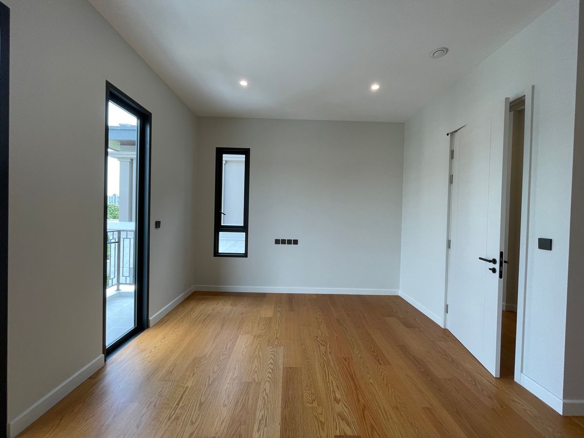 ขายบ้านบางนา แบริ่ง ลาซาล : ขายบ้านเดี่ยวหรู CINQ ROYAL The Eighteen Bangna KM.7  (แซงค์ รอยัล ดิ เอททีน บางนา กม.7) สุดยอดทำเลศักยภาพ ใกล้เมกาบางนา & โรงเรียนนานาชาติ Concordian เพียง 1–2 กม. บ้านใหญ่ 3 ชั้น พร้อมลิฟต์ส่วนตัว วิวสนามกอล์ฟเมืองแก้ว