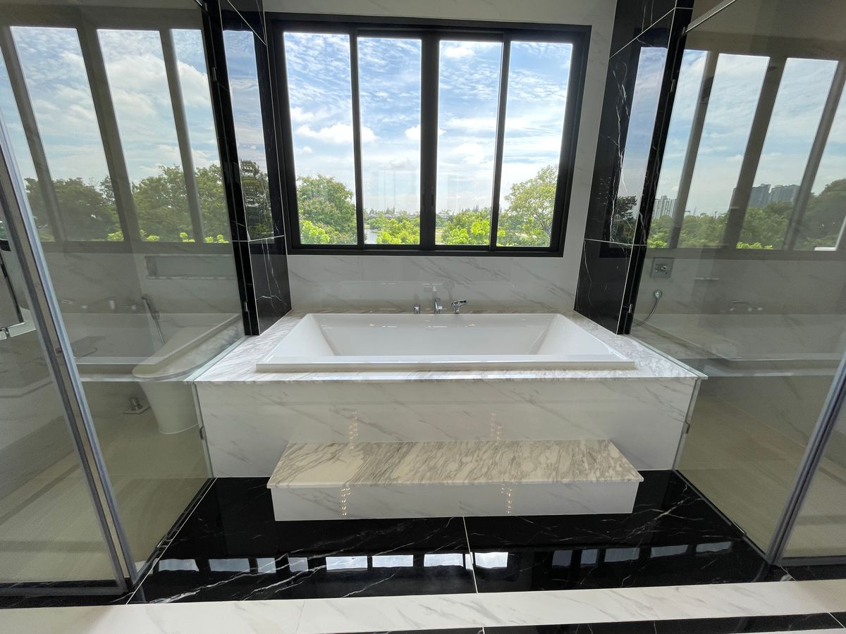 ขายบ้านบางนา แบริ่ง ลาซาล : ขายบ้านเดี่ยวหรู CINQ ROYAL The Eighteen Bangna KM.7  (แซงค์ รอยัล ดิ เอททีน บางนา กม.7) สุดยอดทำเลศักยภาพ ใกล้เมกาบางนา & โรงเรียนนานาชาติ Concordian เพียง 1–2 กม. บ้านใหญ่ 3 ชั้น พร้อมลิฟต์ส่วนตัว วิวสนามกอล์ฟเมืองแก้ว