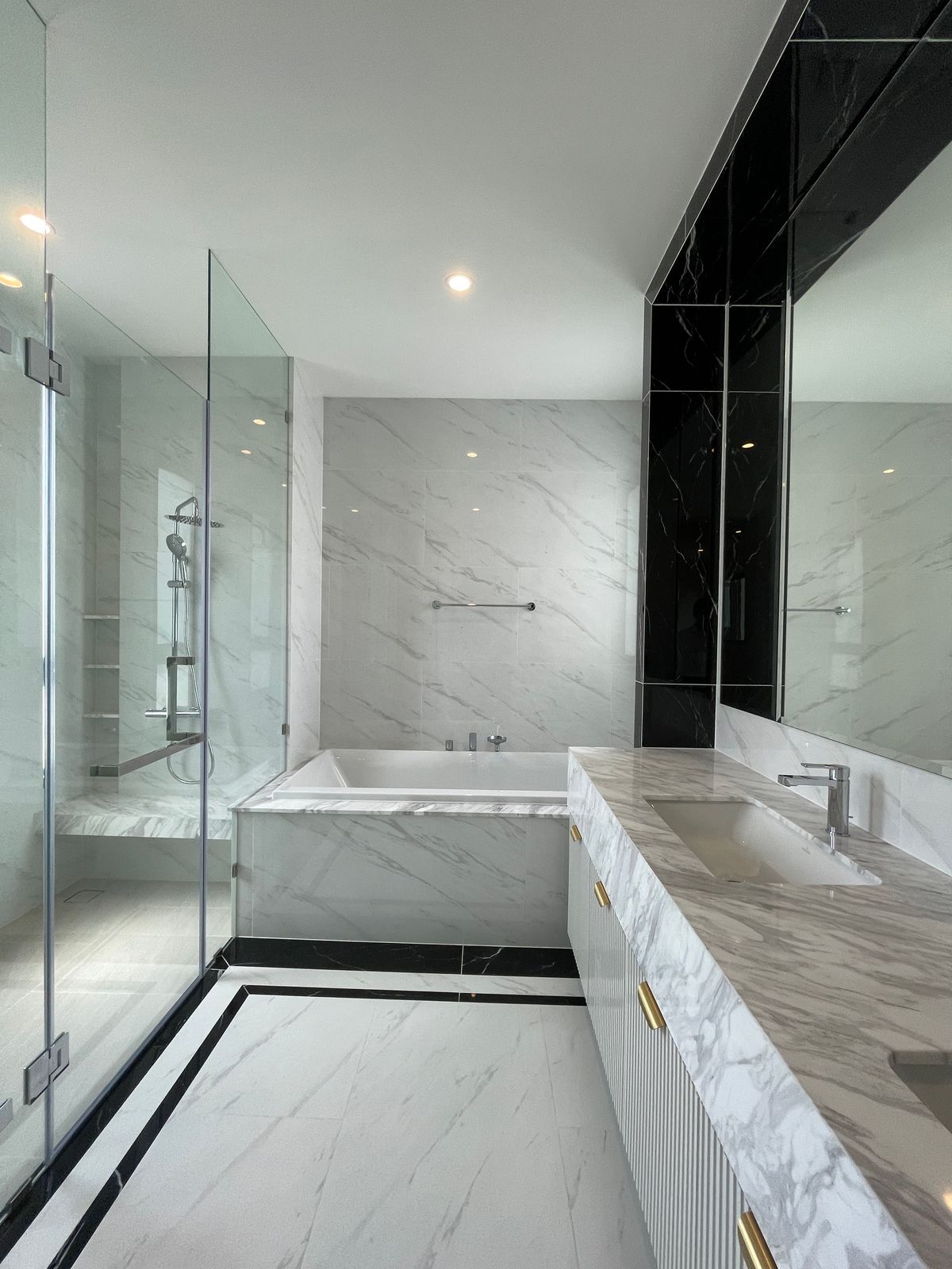 ขายบ้านบางนา แบริ่ง ลาซาล : ขายบ้านเดี่ยวหรู CINQ ROYAL The Eighteen Bangna KM.7  (แซงค์ รอยัล ดิ เอททีน บางนา กม.7) สุดยอดทำเลศักยภาพ ใกล้เมกาบางนา & โรงเรียนนานาชาติ Concordian เพียง 1–2 กม. บ้านใหญ่ 3 ชั้น พร้อมลิฟต์ส่วนตัว วิวสนามกอล์ฟเมืองแก้ว