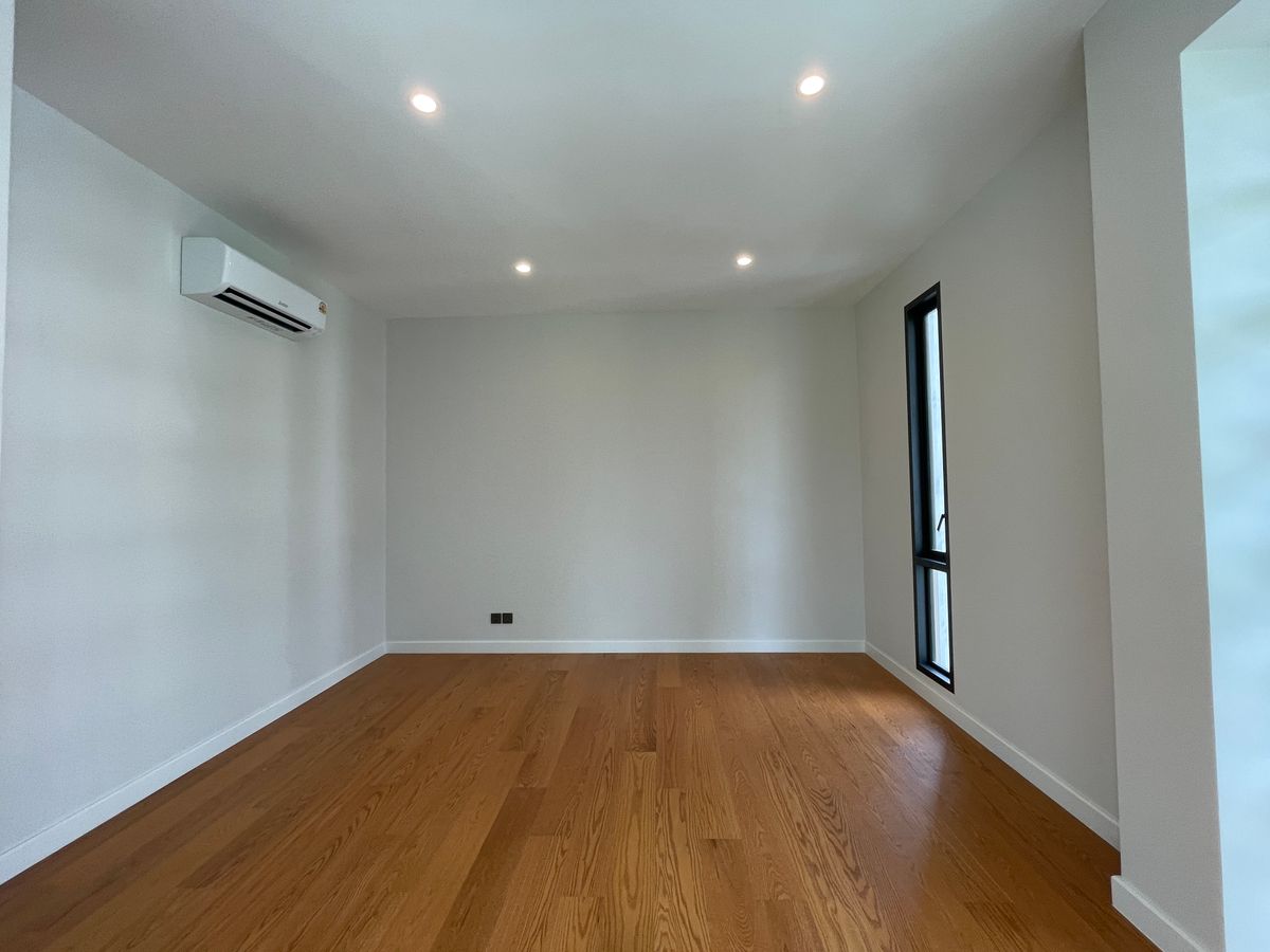 ขายบ้านบางนา แบริ่ง ลาซาล : ขายบ้านเดี่ยวหรู CINQ ROYAL The Eighteen Bangna KM.7  (แซงค์ รอยัล ดิ เอททีน บางนา กม.7) สุดยอดทำเลศักยภาพ ใกล้เมกาบางนา & โรงเรียนนานาชาติ Concordian เพียง 1–2 กม. บ้านใหญ่ 3 ชั้น พร้อมลิฟต์ส่วนตัว วิวสนามกอล์ฟเมืองแก้ว