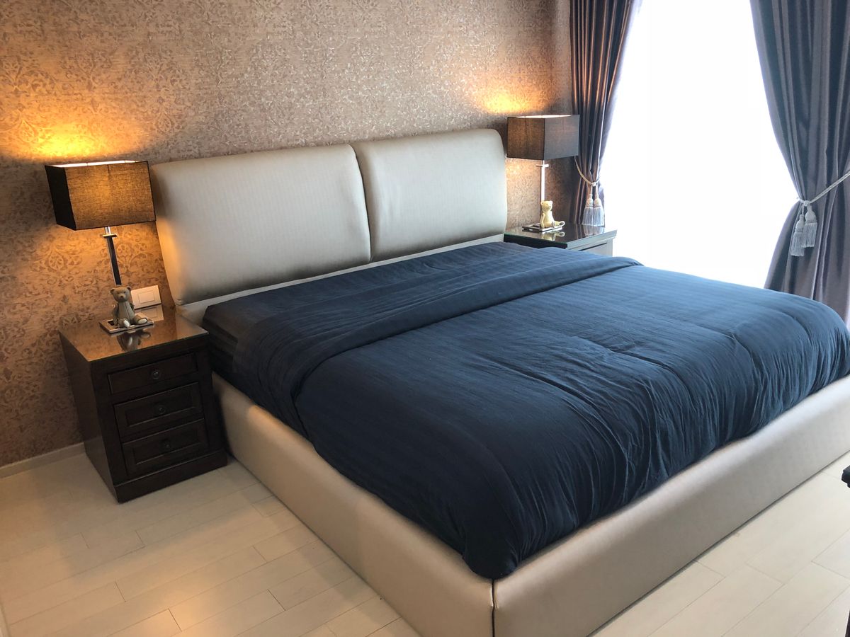 For RentCondoWitthayu, Chidlom, Langsuan, Ploenchit : 75K🔥 Luxury condo with Skywalk connected to BTS Ploenchit, 2 bedrooms, 2 bathrooms, 30++ floor, beautiful room, has a private elevator to the room.
