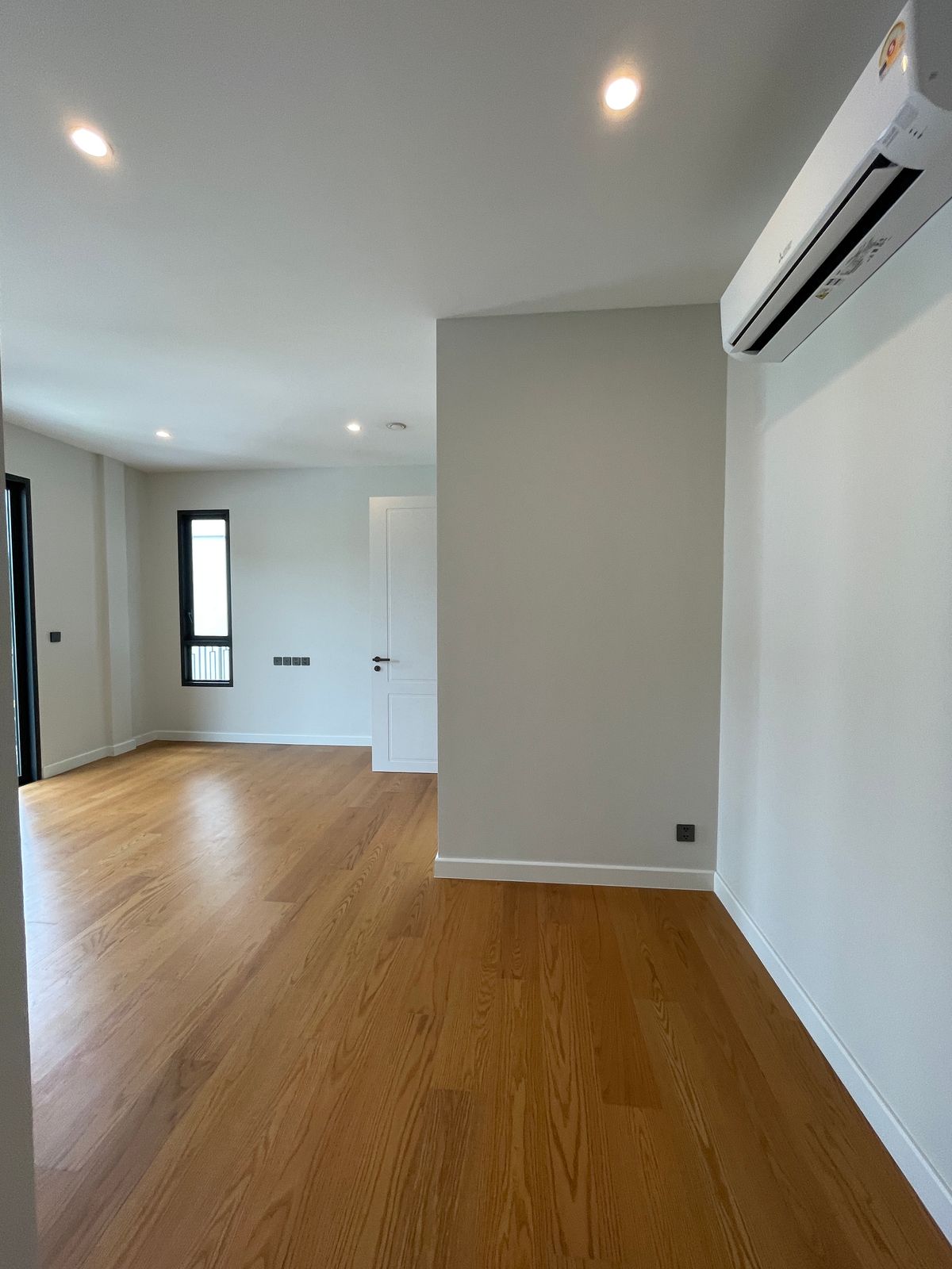 ขายบ้านบางนา แบริ่ง ลาซาล : ขายบ้านเดี่ยวหรู CINQ ROYAL The Eighteen Bangna KM.7  (แซงค์ รอยัล ดิ เอททีน บางนา กม.7) สุดยอดทำเลศักยภาพ ใกล้เมกาบางนา & โรงเรียนนานาชาติ Concordian เพียง 1–2 กม. บ้านใหญ่ 3 ชั้น พร้อมลิฟต์ส่วนตัว วิวสนามกอล์ฟเมืองแก้ว