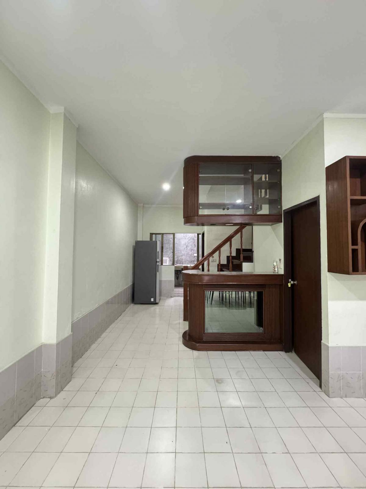 ให้เช่าทาวน์โฮมลาดพร้าว เซ็นทรัลลาดพร้าว : บ้าน 4 ห้องนอน ใจกลางลาดพร้าว ราคาไม่แรง! 4-Bed House in Ladprao, Affordable & Ready to Move In!