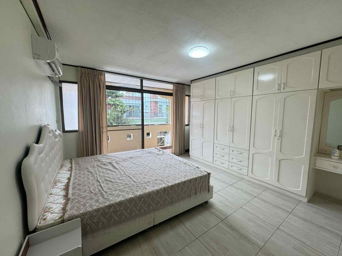 ให้เช่าทาวน์โฮมลาดพร้าว เซ็นทรัลลาดพร้าว : บ้าน 4 ห้องนอน ใจกลางลาดพร้าว ราคาไม่แรง! 4-Bed House in Ladprao, Affordable & Ready to Move In!