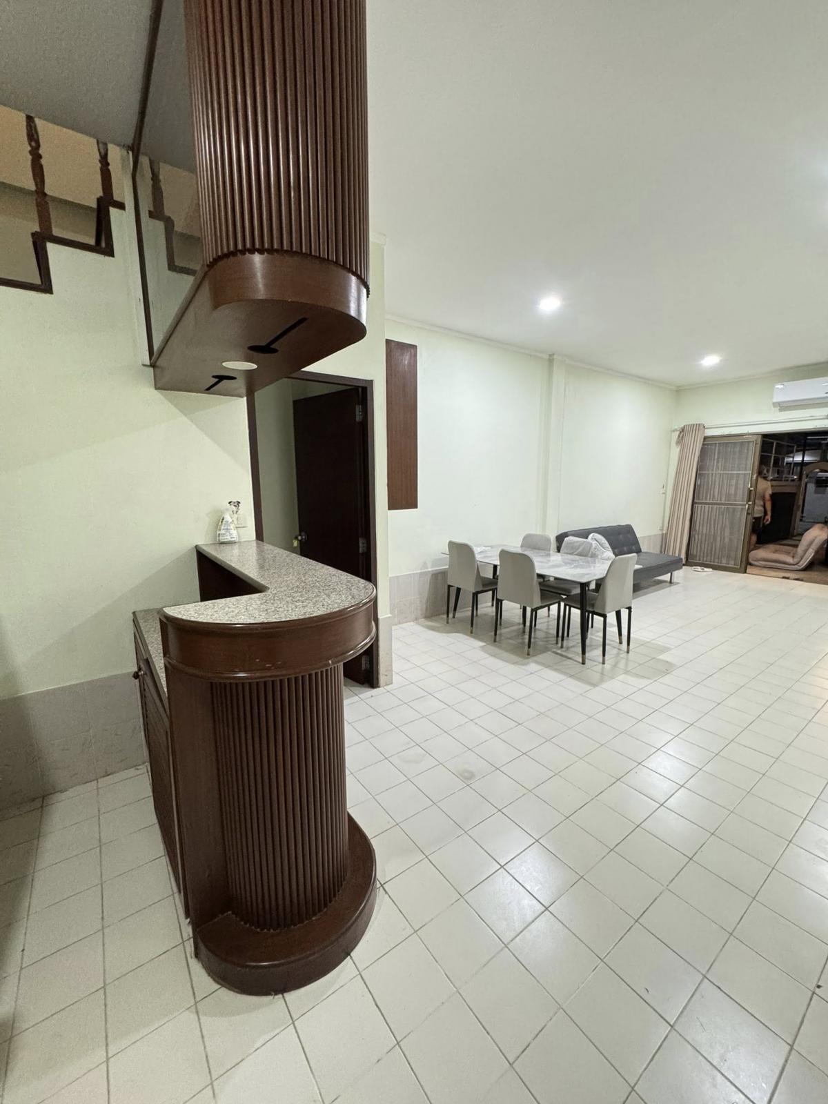 ให้เช่าทาวน์โฮมลาดพร้าว เซ็นทรัลลาดพร้าว : บ้าน 4 ห้องนอน ใจกลางลาดพร้าว ราคาไม่แรง! 4-Bed House in Ladprao, Affordable & Ready to Move In!