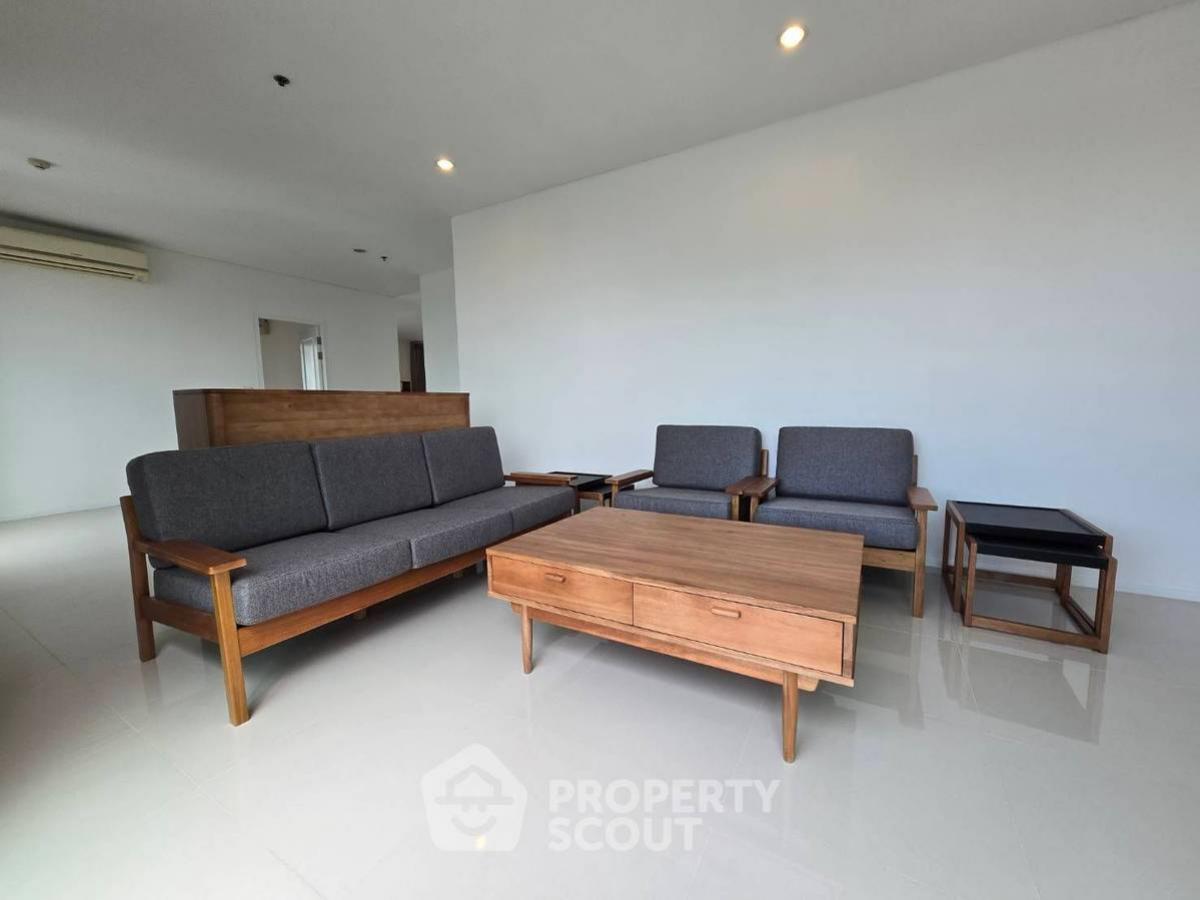For RentCondoRama9, Petchburi, RCA : 4-BR Condo at Villa Asoke near MRT Phetchaburi