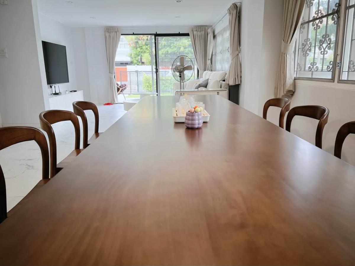 For RentHousePattanakan, Srinakarin : Single house Pattanakarn, 4 bedrooms, beautiful garden, ready to move in! Cozy 4-Bed Single House in Pattanakarn with Lush Garden Rent for only 85,000 baht with free Hi-Speed ​​Wi-Fi! Rent Only 85,000 THB/month with Free Hi-Speed ​​Wi-Fi!