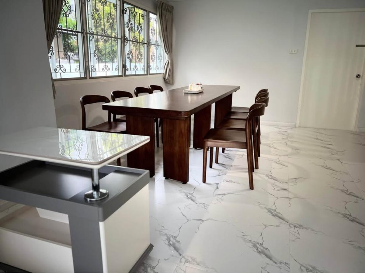 For RentHousePattanakan, Srinakarin : Single house Pattanakarn, 4 bedrooms, beautiful garden, ready to move in! Cozy 4-Bed Single House in Pattanakarn with Lush Garden Rent for only 85,000 baht with free Hi-Speed ​​Wi-Fi! Rent Only 85,000 THB/month with Free Hi-Speed ​​Wi-Fi!