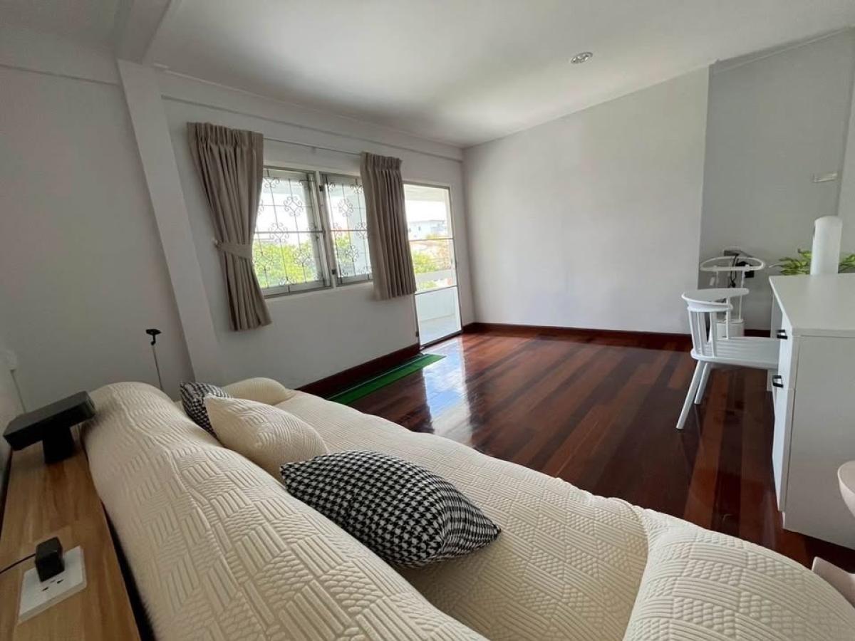 For RentHousePattanakan, Srinakarin : Single house Pattanakarn, 4 bedrooms, beautiful garden, ready to move in! Cozy 4-Bed Single House in Pattanakarn with Lush Garden Rent for only 85,000 baht with free Hi-Speed ​​Wi-Fi! Rent Only 85,000 THB/month with Free Hi-Speed ​​Wi-Fi!