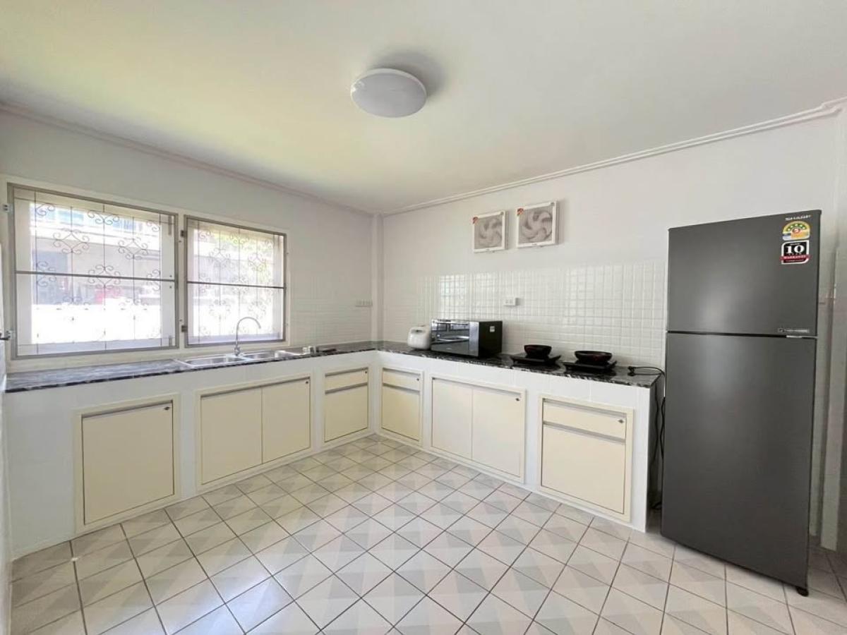 For RentHousePattanakan, Srinakarin : Single house Pattanakarn, 4 bedrooms, beautiful garden, ready to move in! Cozy 4-Bed Single House in Pattanakarn with Lush Garden Rent for only 85,000 baht with free Hi-Speed ​​Wi-Fi! Rent Only 85,000 THB/month with Free Hi-Speed ​​Wi-Fi!