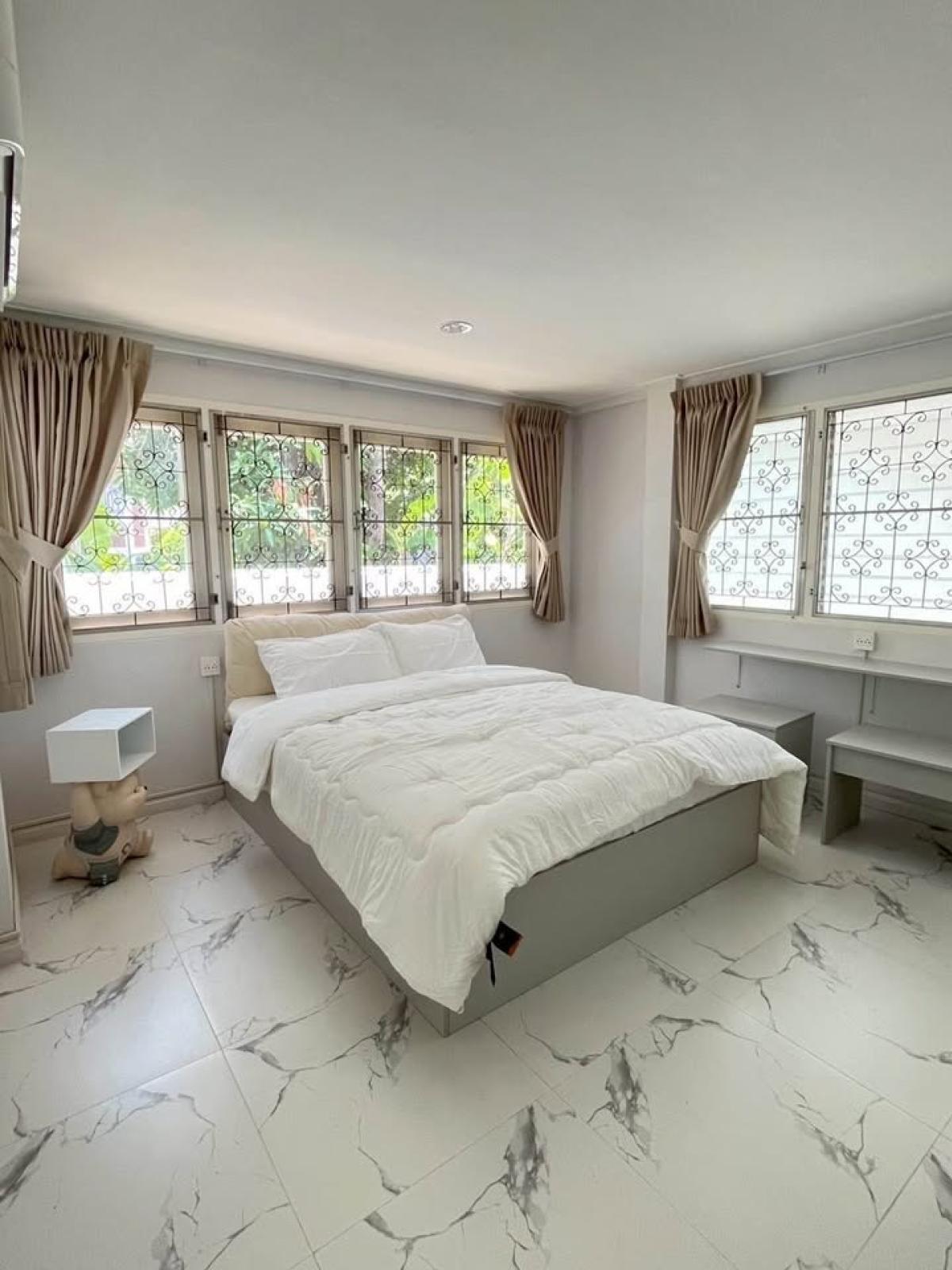 For RentHousePattanakan, Srinakarin : Single house Pattanakarn, 4 bedrooms, beautiful garden, ready to move in! Cozy 4-Bed Single House in Pattanakarn with Lush Garden Rent for only 85,000 baht with free Hi-Speed ​​Wi-Fi! Rent Only 85,000 THB/month with Free Hi-Speed ​​Wi-Fi!