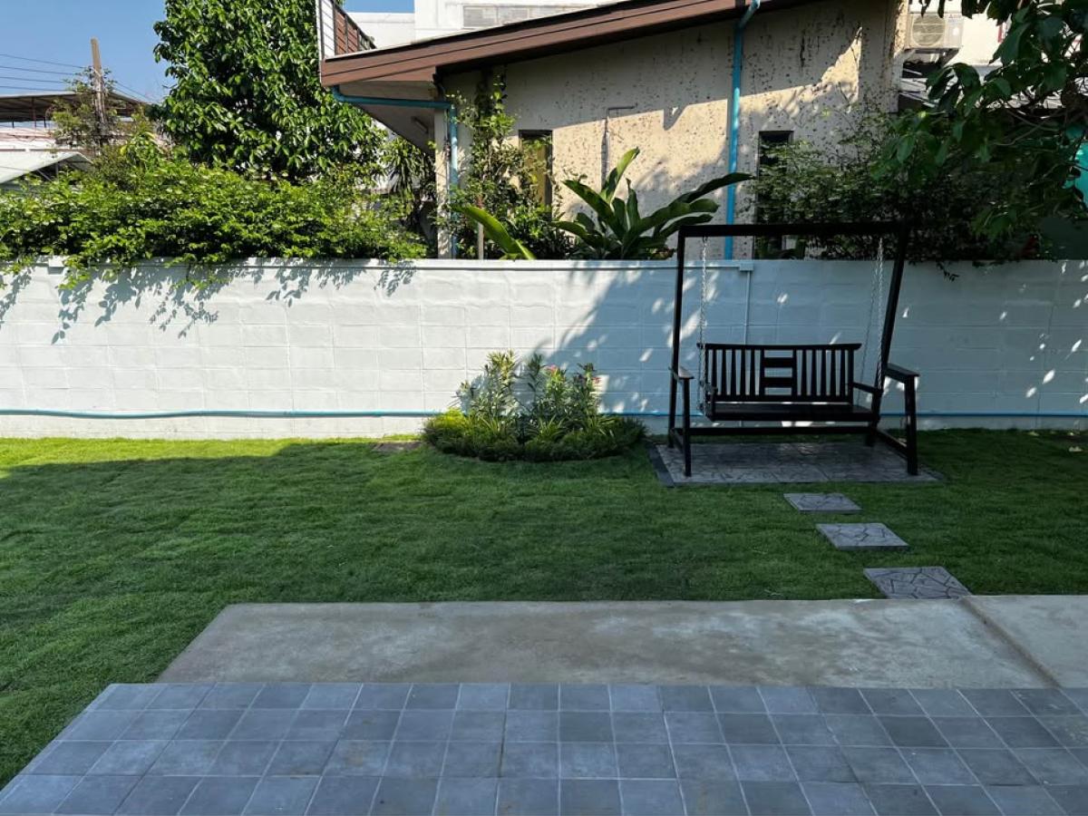 For RentHousePattanakan, Srinakarin : Single house Pattanakarn, 4 bedrooms, beautiful garden, ready to move in! Cozy 4-Bed Single House in Pattanakarn with Lush Garden Rent for only 85,000 baht with free Hi-Speed ​​Wi-Fi! Rent Only 85,000 THB/month with Free Hi-Speed ​​Wi-Fi!