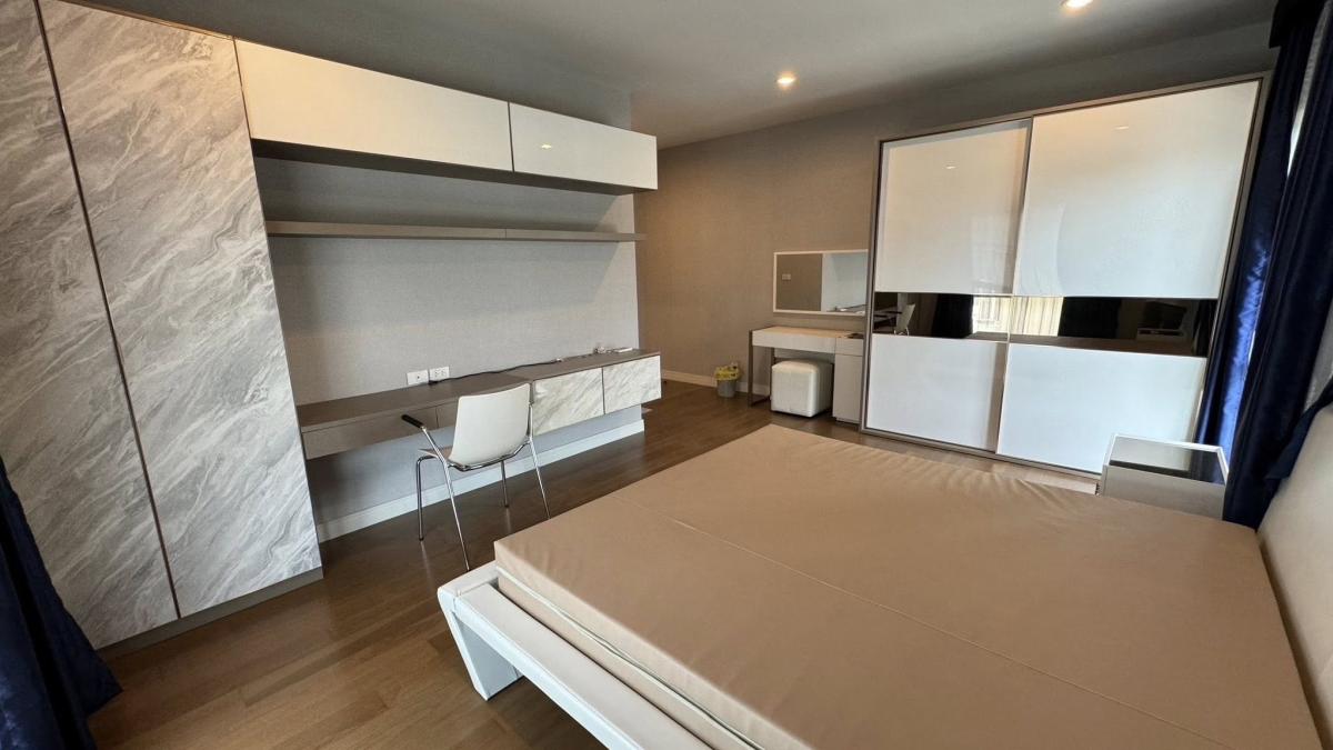 For RentHousePattanakan, Srinakarin : Luxury 4 bedroom house in the heart of Pattanakarn, rent for only 200,000 baht/month. Luxury 4-Bedroom Home in Pattanakarn, Only 200,000 THB/Month Rental