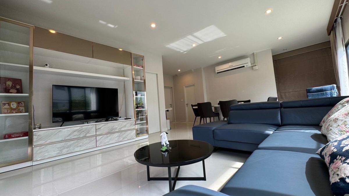 For RentHousePattanakan, Srinakarin : Luxury 4 bedroom house in the heart of Pattanakarn, rent for only 200,000 baht/month. Luxury 4-Bedroom Home in Pattanakarn, Only 200,000 THB/Month Rental