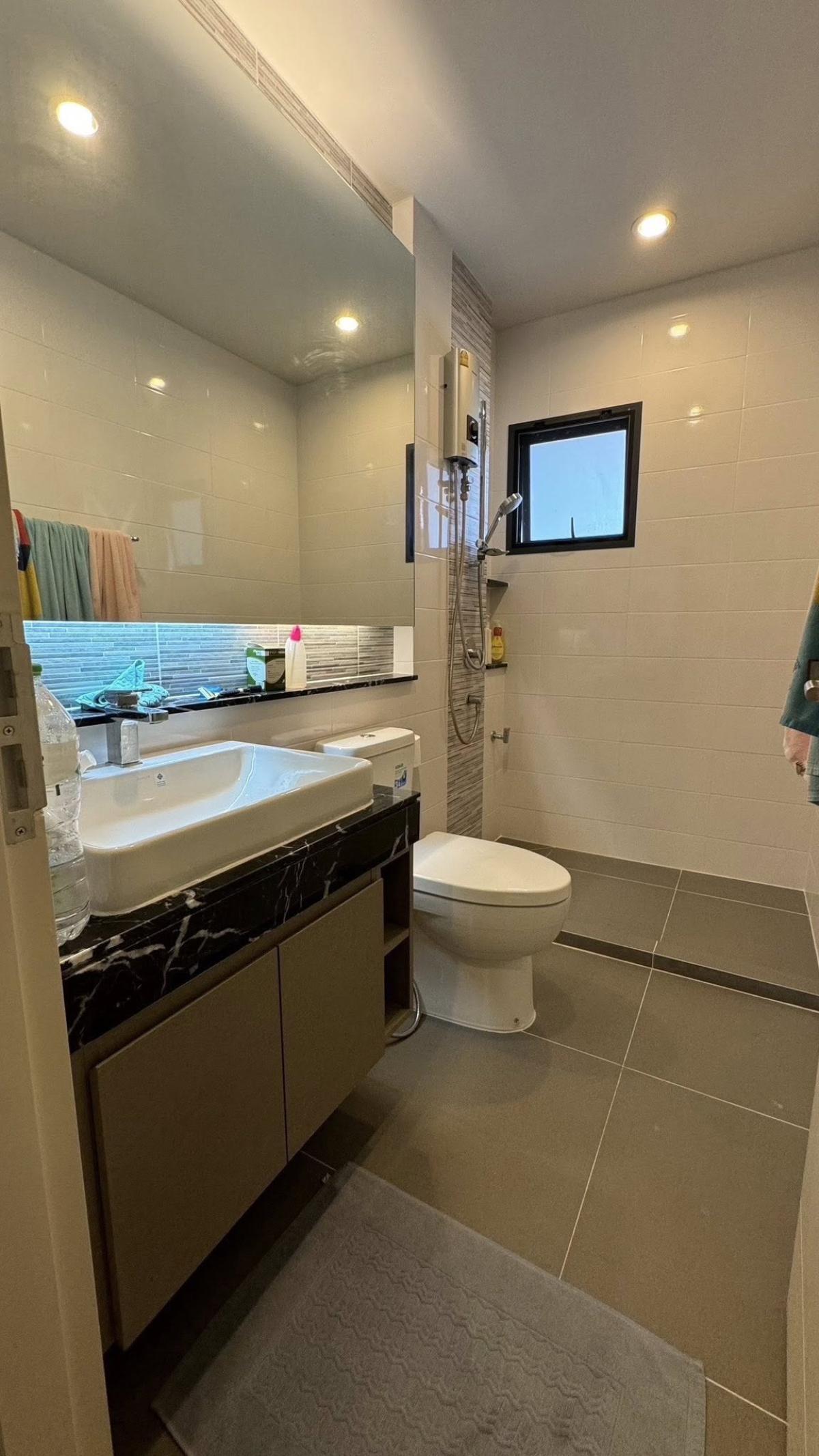 For RentHousePattanakan, Srinakarin : Luxury 4 bedroom house in the heart of Pattanakarn, rent for only 200,000 baht/month. Luxury 4-Bedroom Home in Pattanakarn, Only 200,000 THB/Month Rental