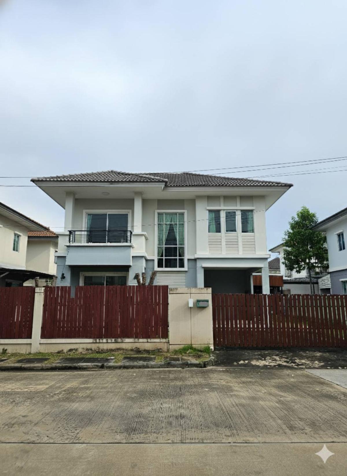 ขายบ้านลาดกระบัง สุวรรณภูมิ : 28/01/2026, หมู่บ้านพฤกษาวิลเลจ 27 (เดอะซีซั่น-ร่มเกล้าลาดกระบัง) อยู่ถนนเมนหลัก จากซุ้มโครงการตรงเข้าไปถนนเมนเพียงไม่กี่เมตร 