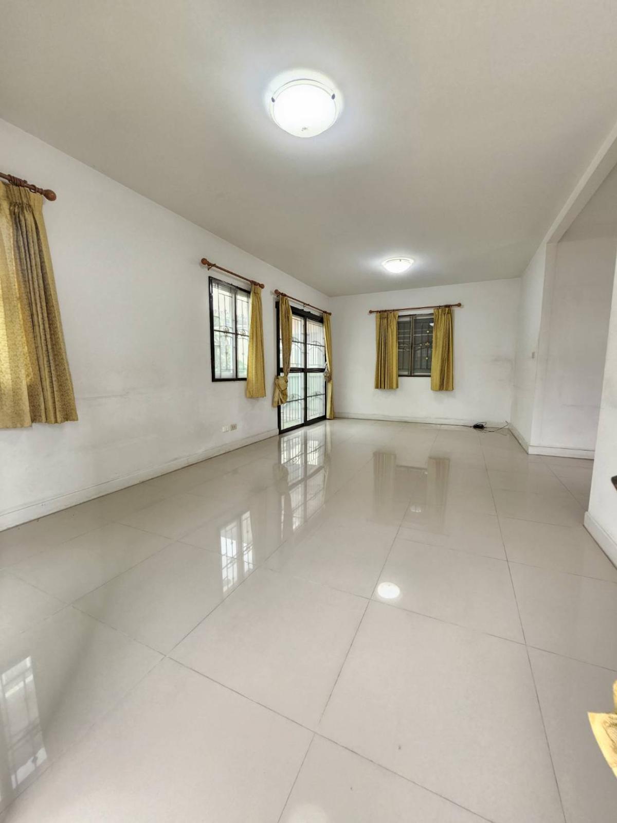 ขายบ้านลาดกระบัง สุวรรณภูมิ : 28/01/2026, หมู่บ้านพฤกษาวิลเลจ 27 (เดอะซีซั่น-ร่มเกล้าลาดกระบัง) อยู่ถนนเมนหลัก จากซุ้มโครงการตรงเข้าไปถนนเมนเพียงไม่กี่เมตร 