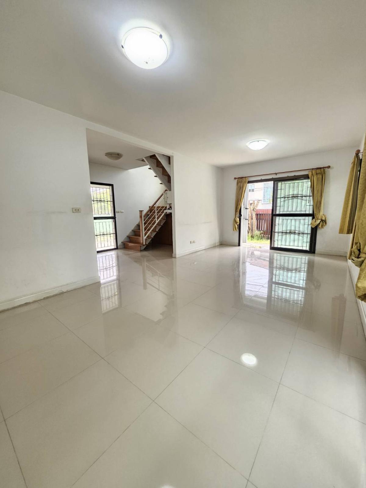 ขายบ้านลาดกระบัง สุวรรณภูมิ : 28/01/2026, หมู่บ้านพฤกษาวิลเลจ 27 (เดอะซีซั่น-ร่มเกล้าลาดกระบัง) อยู่ถนนเมนหลัก จากซุ้มโครงการตรงเข้าไปถนนเมนเพียงไม่กี่เมตร 