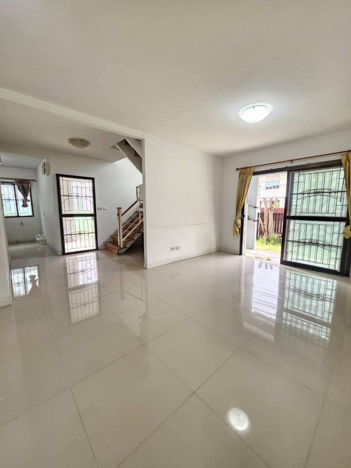 ขายบ้านลาดกระบัง สุวรรณภูมิ : 28/01/2026, หมู่บ้านพฤกษาวิลเลจ 27 (เดอะซีซั่น-ร่มเกล้าลาดกระบัง) อยู่ถนนเมนหลัก จากซุ้มโครงการตรงเข้าไปถนนเมนเพียงไม่กี่เมตร 