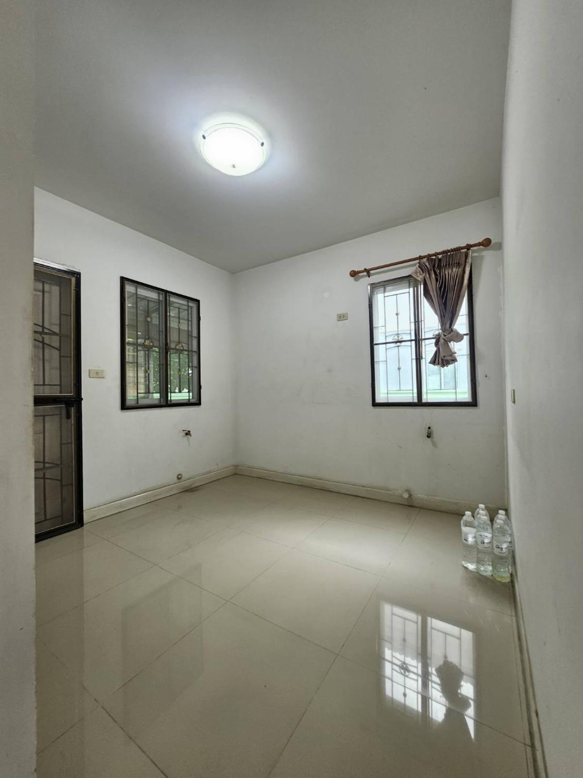 ขายบ้านลาดกระบัง สุวรรณภูมิ : 28/01/2026, หมู่บ้านพฤกษาวิลเลจ 27 (เดอะซีซั่น-ร่มเกล้าลาดกระบัง) อยู่ถนนเมนหลัก จากซุ้มโครงการตรงเข้าไปถนนเมนเพียงไม่กี่เมตร 