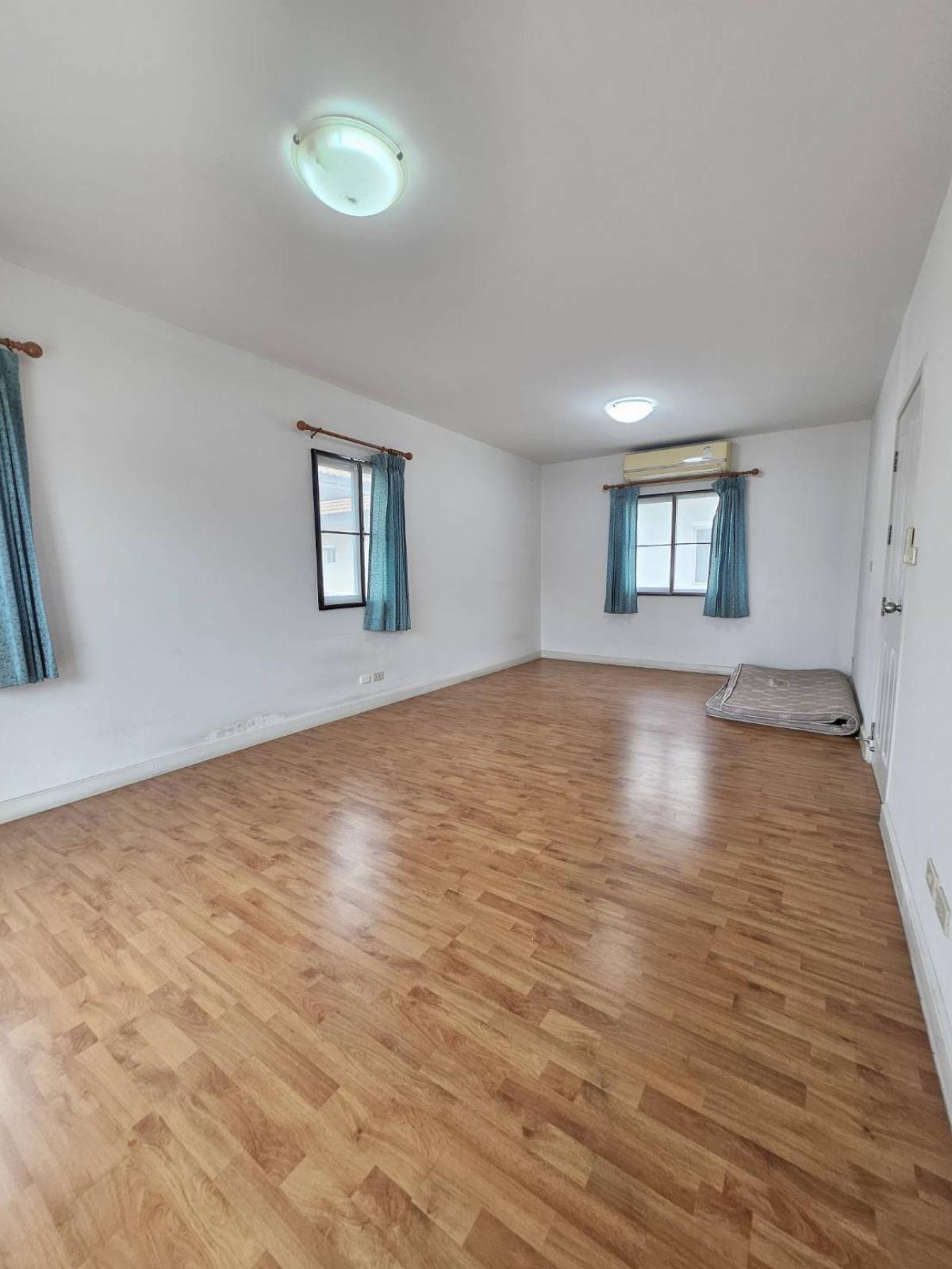 ขายบ้านลาดกระบัง สุวรรณภูมิ : 28/01/2026, หมู่บ้านพฤกษาวิลเลจ 27 (เดอะซีซั่น-ร่มเกล้าลาดกระบัง) อยู่ถนนเมนหลัก จากซุ้มโครงการตรงเข้าไปถนนเมนเพียงไม่กี่เมตร 