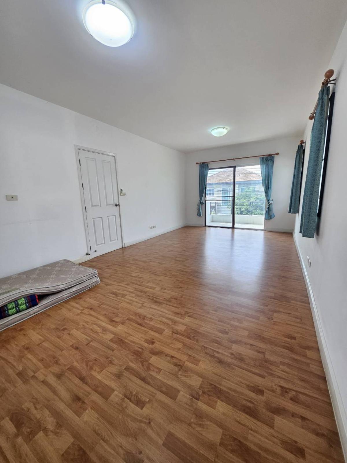 ขายบ้านลาดกระบัง สุวรรณภูมิ : 28/01/2026, หมู่บ้านพฤกษาวิลเลจ 27 (เดอะซีซั่น-ร่มเกล้าลาดกระบัง) อยู่ถนนเมนหลัก จากซุ้มโครงการตรงเข้าไปถนนเมนเพียงไม่กี่เมตร 