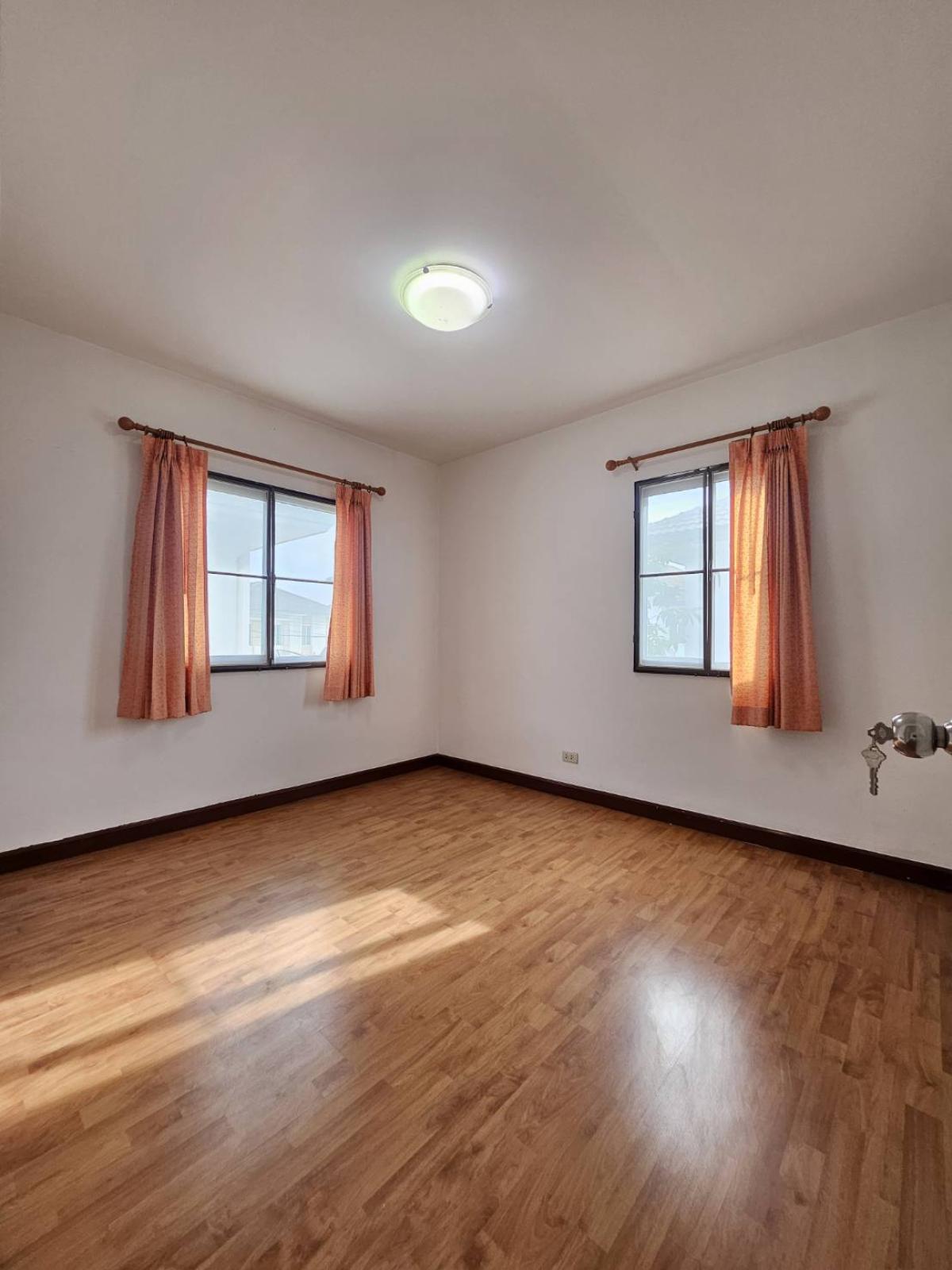 ขายบ้านลาดกระบัง สุวรรณภูมิ : 28/01/2026, หมู่บ้านพฤกษาวิลเลจ 27 (เดอะซีซั่น-ร่มเกล้าลาดกระบัง) อยู่ถนนเมนหลัก จากซุ้มโครงการตรงเข้าไปถนนเมนเพียงไม่กี่เมตร 