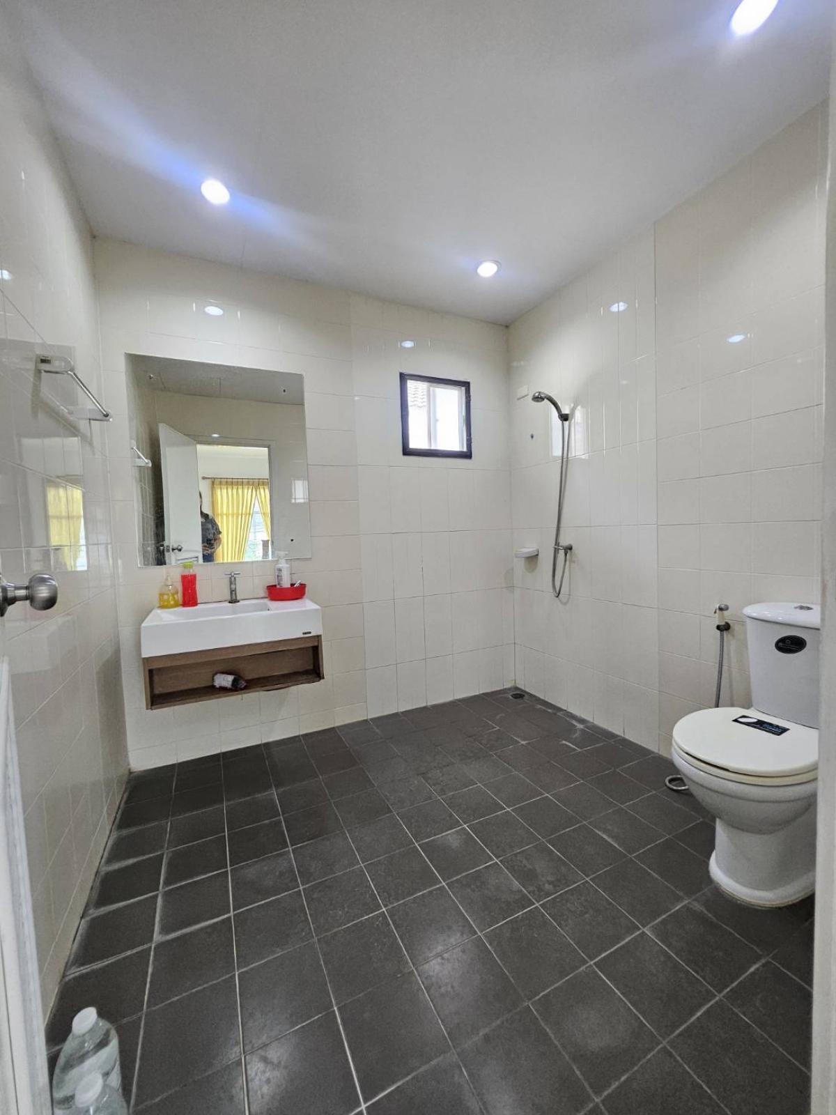 ขายบ้านลาดกระบัง สุวรรณภูมิ : 28/01/2026, หมู่บ้านพฤกษาวิลเลจ 27 (เดอะซีซั่น-ร่มเกล้าลาดกระบัง) อยู่ถนนเมนหลัก จากซุ้มโครงการตรงเข้าไปถนนเมนเพียงไม่กี่เมตร 