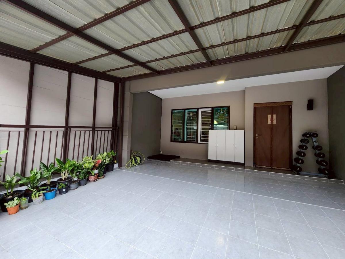 ขายทาวน์โฮมพัฒนาการ ศรีนครินทร์ : ทาวโฮมทำเลดีบนเส้นพัฒนาการ Pruksa Ville 73 Phattanakan38 เดินทางง่ายไม่ไกลจากมอเตอร์เวย์ และห้างซีคอน ราคา 4,100,000 บาท