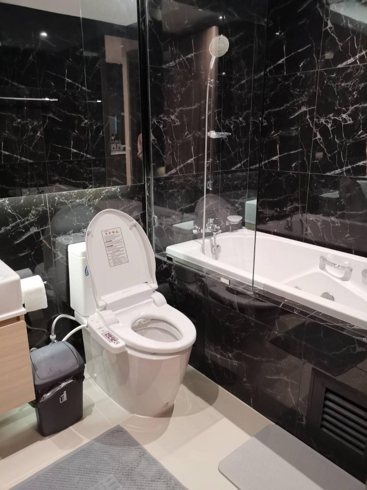 For SaleCondoSiam Paragon ,Chulalongkorn,Samyan : 2-bedroom condo in the heart of Samyan-SilomClose to BTS/MRT, fully equipped facilities! Price 6.49 million THB.