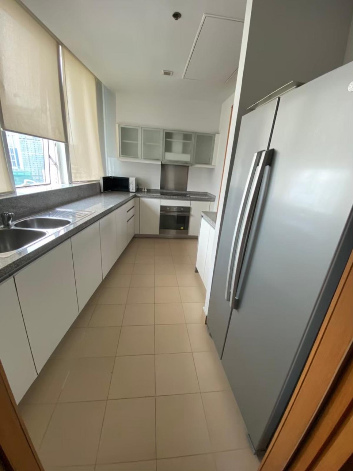 For SaleCondoSukhumvit, Asoke, Thonglor : Luxury at its finest in Asoke! 3 bedrooms with a city view, 145.5 sq.m.The Millennium Residence condo near BTS/MRT, only 28 million baht!