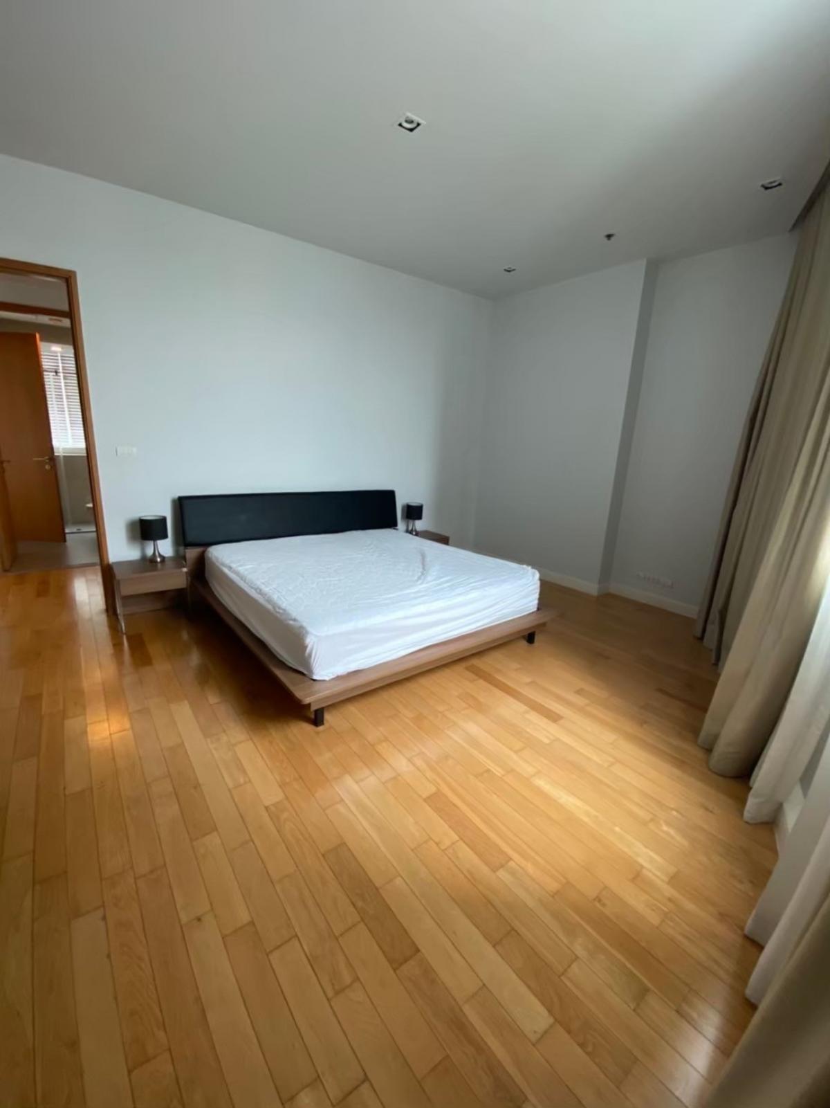 For SaleCondoSukhumvit, Asoke, Thonglor : Luxury at its finest in Asoke! 3 bedrooms with a city view, 145.5 sq.m.The Millennium Residence condo near BTS/MRT, only 28 million baht!