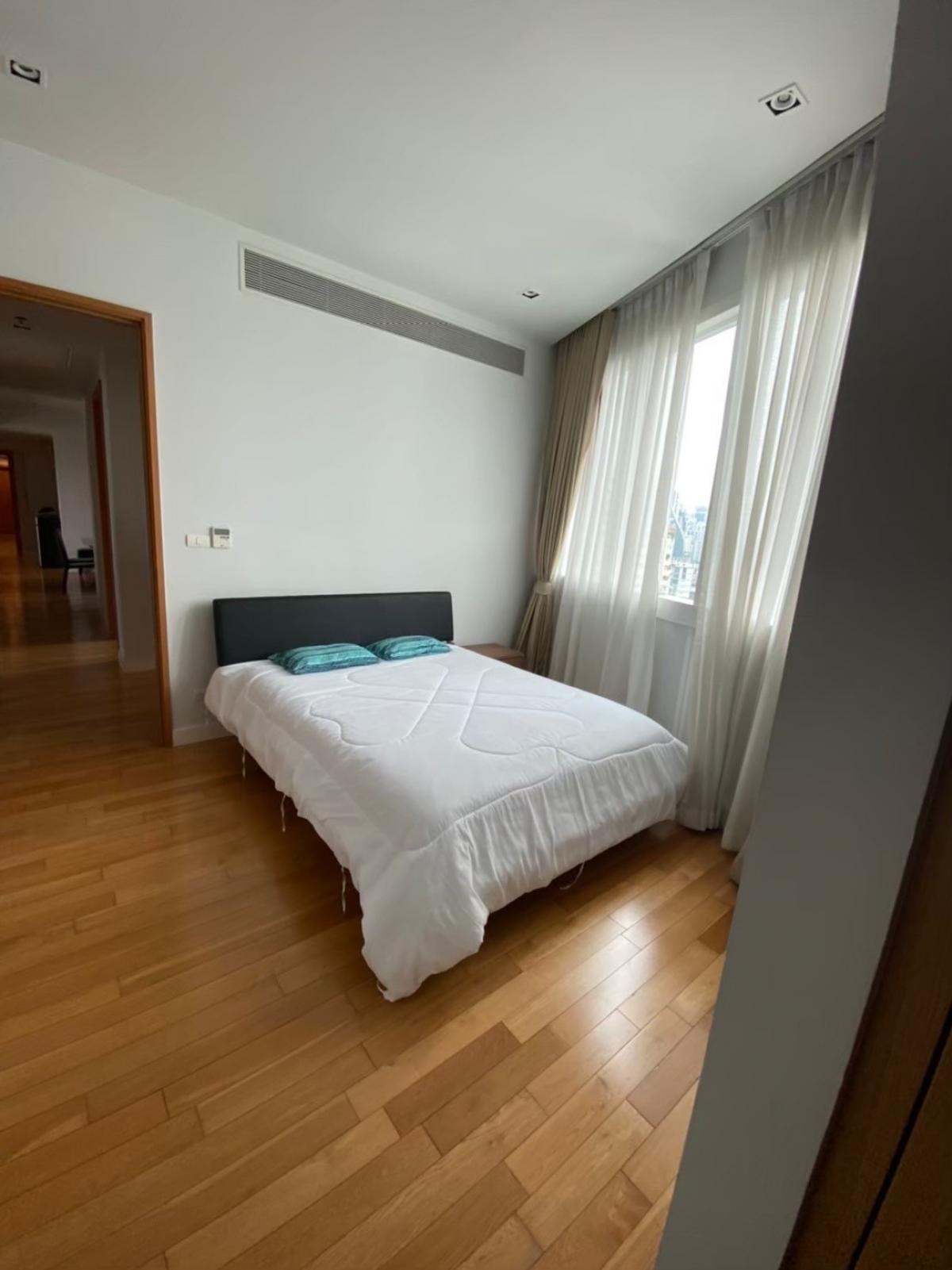 For SaleCondoSukhumvit, Asoke, Thonglor : Luxury at its finest in Asoke! 3 bedrooms with a city view, 145.5 sq.m.The Millennium Residence condo near BTS/MRT, only 28 million baht!