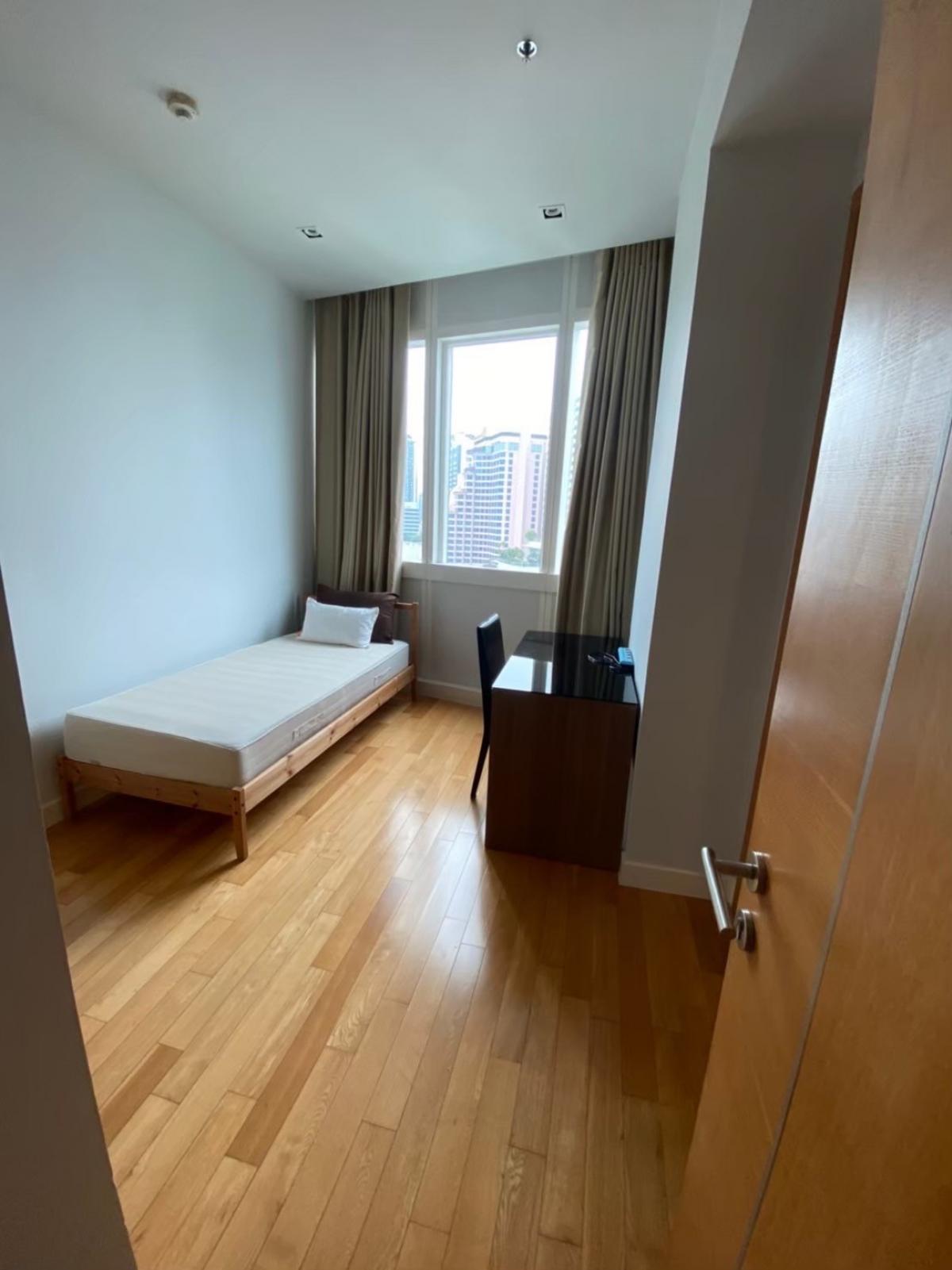 For SaleCondoSukhumvit, Asoke, Thonglor : Luxury at its finest in Asoke! 3 bedrooms with a city view, 145.5 sq.m.The Millennium Residence condo near BTS/MRT, only 28 million baht!