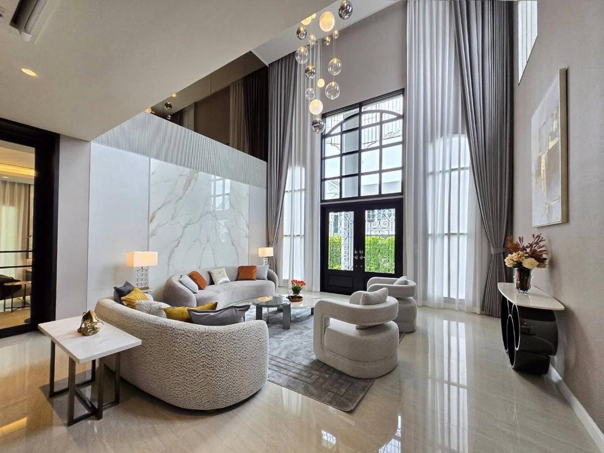 ขายบ้านลาดกระบัง สุวรรณภูมิ : 12/02/2026, สุดยอดบ้านหรู 5 ห้องนอน 6 ห้องน้ำ พื้นที่กว้าง 694 ตรม.ย่านพระราม 9 โอกาสทองลงทุนหรือเช่า 450,000/ด. ราคาขาย 95 ล้านเท่านั้น!