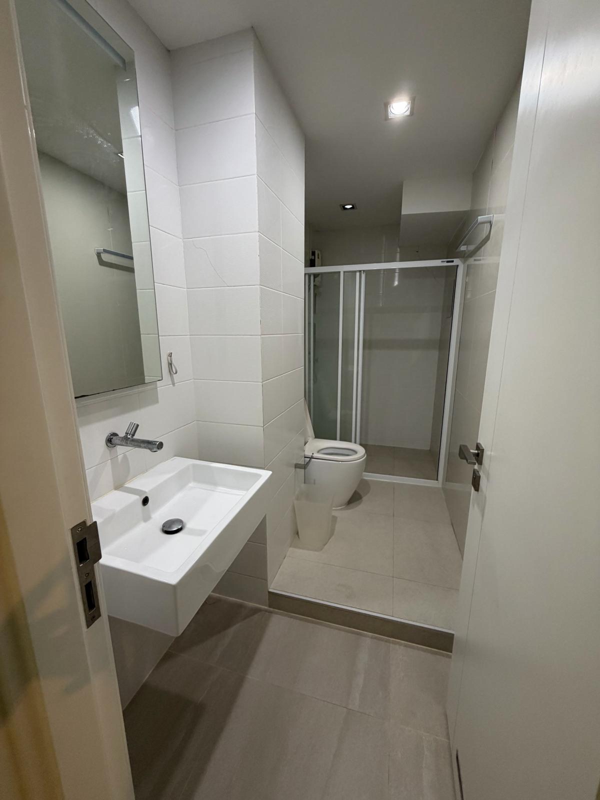 ขายคอนโดสุขุมวิท อโศก ทองหล่อ : 03/04/2026, รวมค่าโอนคอนโด The Room Sukhumvit 21 ใจกลางอโศก 
2 ห้องนอน 98 ตร.ม. พร้อมสิ่งอำนวยความสะดวกครบครัน! 0642748883