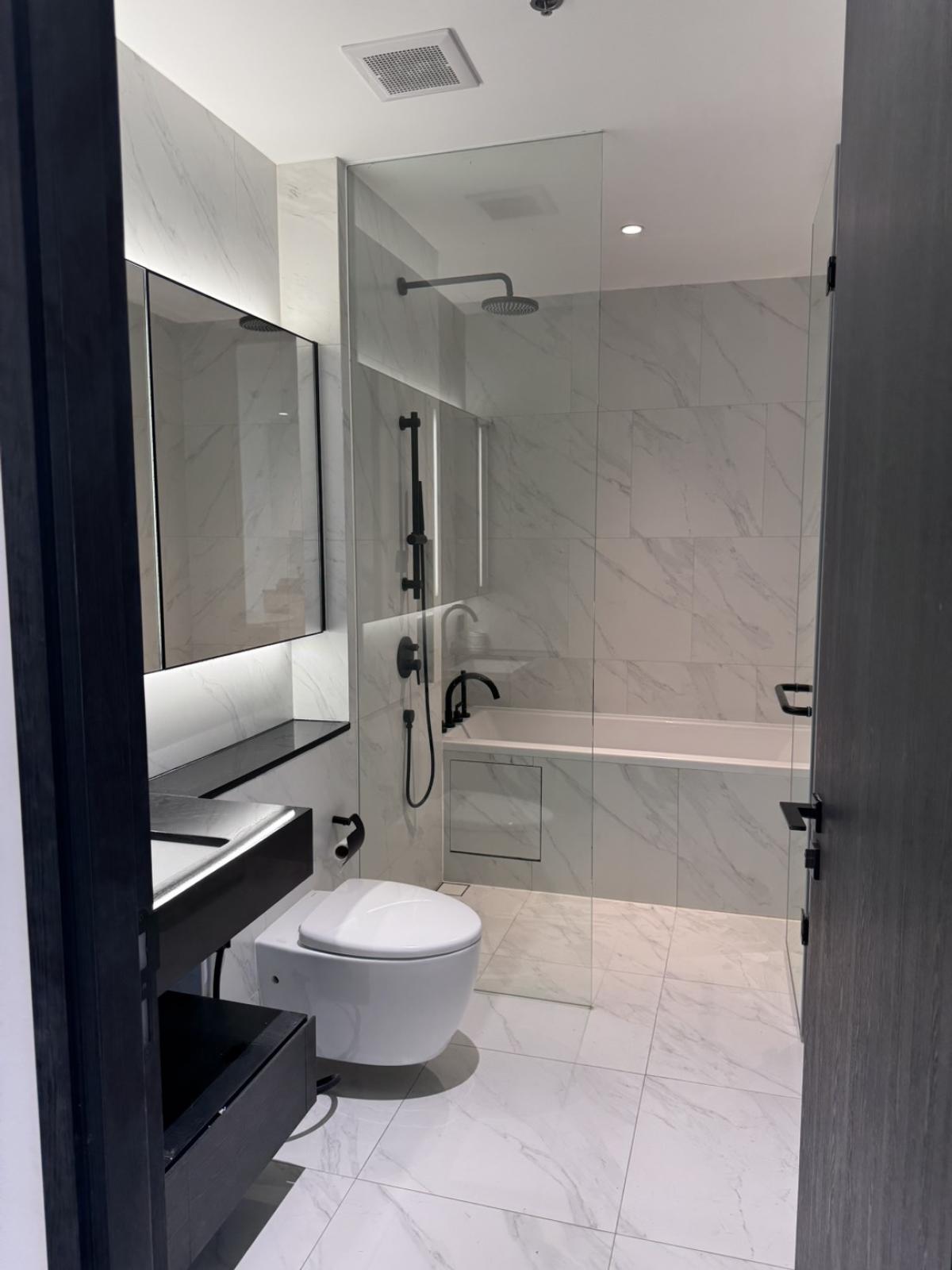 ขายคอนโดสาทร นราธิวาส : 03/04/2026, รวมค่าโอนสุดหรูใจกลางสีลม! Tait 12 คอนโด 1 ห้องนอน 52 ตร.ม. ใกล้ BTS Saint Louis 
ขายเพียง 14.3 ลบ. พร้อมสระว่ายน้ำไร้ขอบและสิ่งอำนวยความสะดวกครบครัน! 0642748883