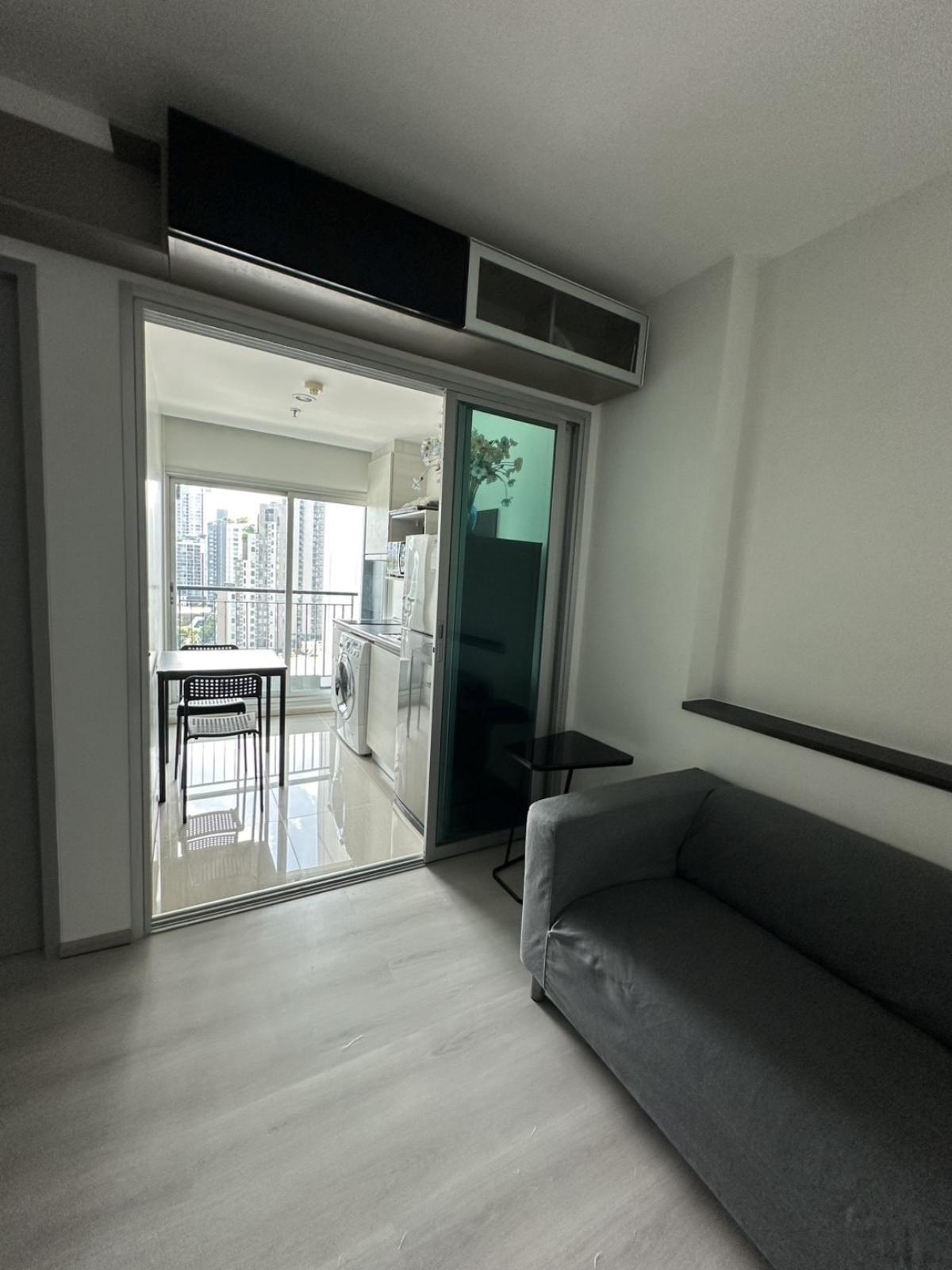 For SaleCondoRatchadapisek, Huaikwang, Suttisan : 03/04/2026, Condo Life Ratchadapisek 1 bedroom 31 sq.m. near MRT Huai Khwang
Special price 3.35 million with swimming pool-fitness and complete facilities! 0642748883