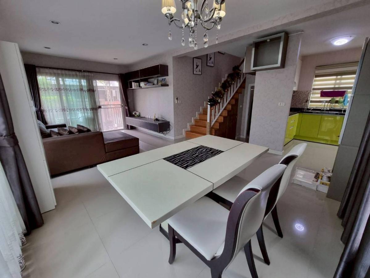For RentHousePattanakan, Srinakarin : Luxurious house in the heart of Pattanakarn, 3 bedrooms, ready to rent, 55,000 baht/mo. Luxurious 3-Bedroom House in Pattanakarn, Ready to Rent at 55,000 THB/month.