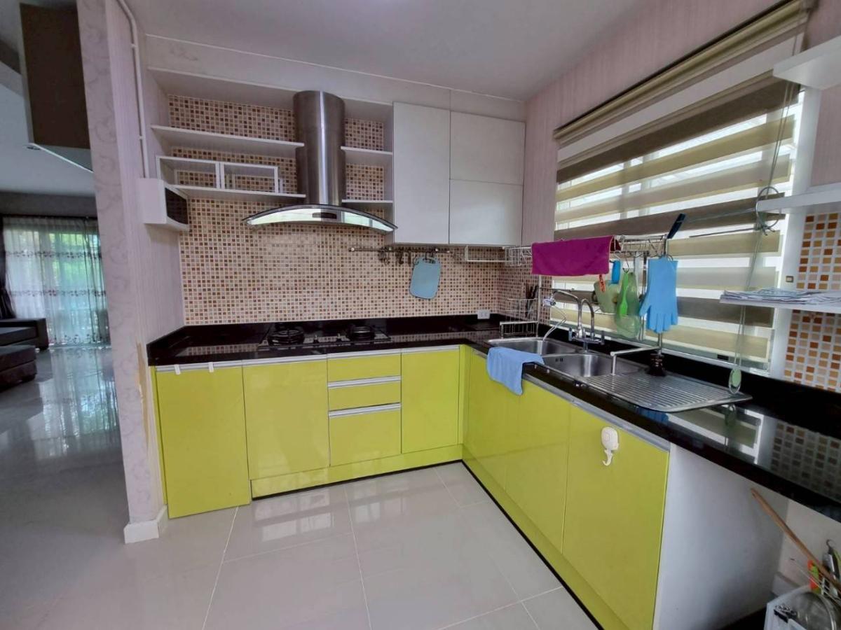 For RentHousePattanakan, Srinakarin : Luxurious house in the heart of Pattanakarn, 3 bedrooms, ready to rent, 55,000 baht/mo. Luxurious 3-Bedroom House in Pattanakarn, Ready to Rent at 55,000 THB/month.