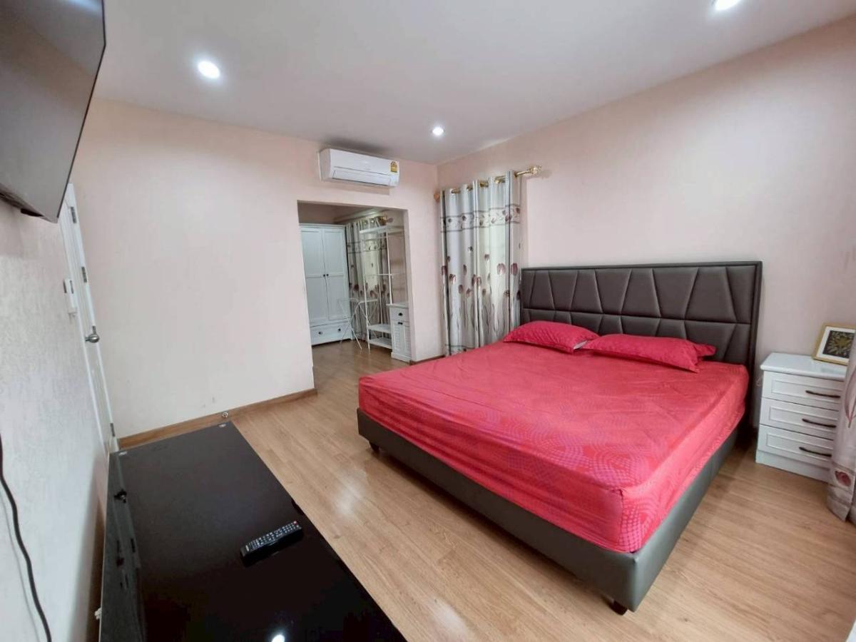 For RentHousePattanakan, Srinakarin : Luxurious house in the heart of Pattanakarn, 3 bedrooms, ready to rent, 55,000 baht/mo. Luxurious 3-Bedroom House in Pattanakarn, Ready to Rent at 55,000 THB/month.