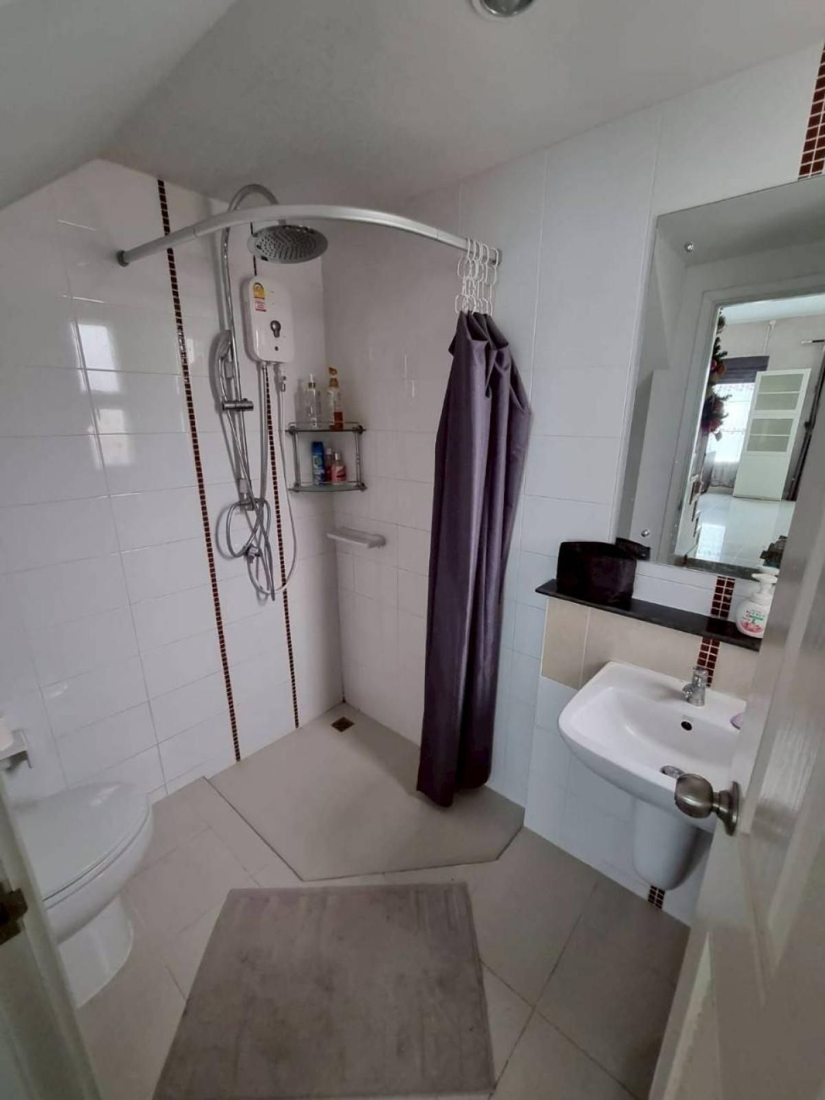 For RentHousePattanakan, Srinakarin : Luxurious house in the heart of Pattanakarn, 3 bedrooms, ready to rent, 55,000 baht/mo. Luxurious 3-Bedroom House in Pattanakarn, Ready to Rent at 55,000 THB/month.