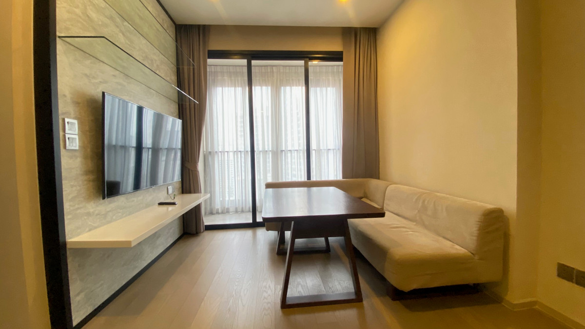 ให้เช่าคอนโดสุขุมวิท อโศก ทองหล่อ : คอนโด 1+1  ห้องนอน 1 ห้องน้ำ ขนาด 46 ตร.ม. ที่แอชตัน อโศก ให้เช่าเดือนละ 40,000 บาท ซอยสุขุมวิท 21 ใกล้สถานีรถไฟฟ้าอโศก