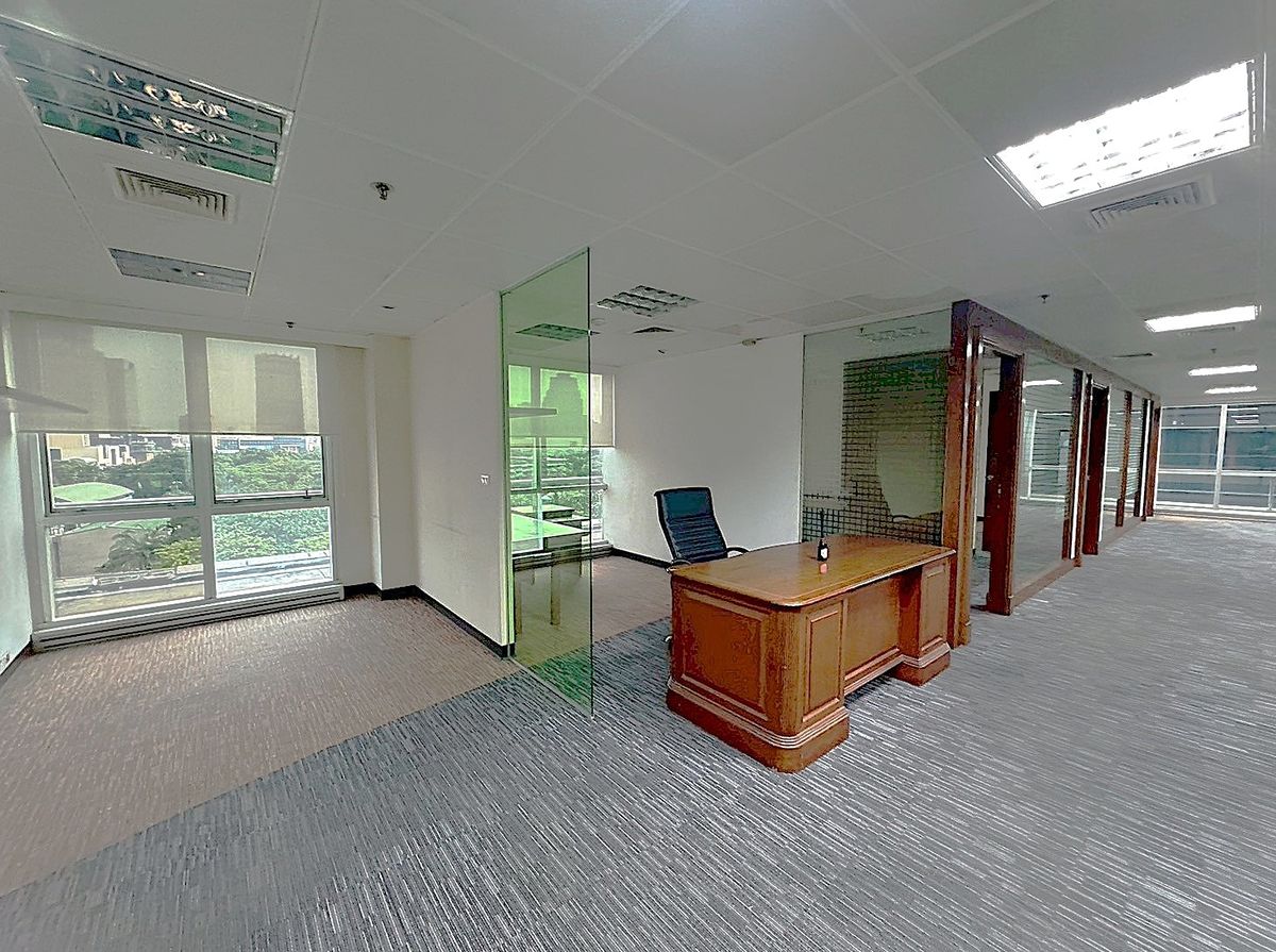 For RentRetail SpaceWitthayu, Chidlom, Langsuan, Ploenchit : Retail space for rent on Wireless Road with a spacious balcony and Lumpini Park view, ideal for various businesses ** NO CO-AGENT ** 